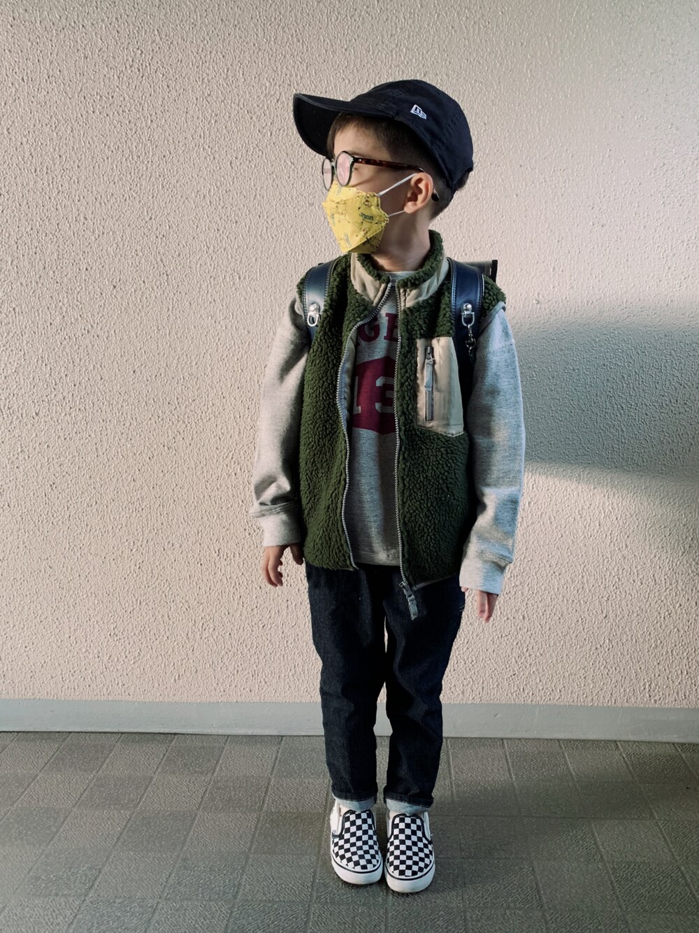 「スウェット、ロゴスウェット、ベスト、デニム、デニムパンツ、スニーカー、チェック、韓国子供服、スリッポン、キャップ、めがね、ストリート、markey's、カジュアルコーデ、秋冬コーデ」｜「DENIM DUNGAREEのトンプキン裏毛 フクダ ワッペン スウェット（スウェット、グレー系）」を使った、HeROさん（キッズ・120cm）の秋コーディネートの1枚目の写真