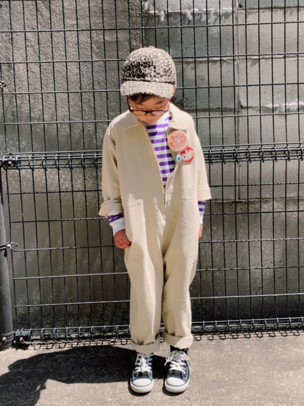 「ZOZOKIDSDAY、オールインワン、韓国子供服、ボーダートップス、ボーダー、めがね、キャップ、レオパード、コンバース、ハイカットスニーカー、カジュアルコーデ、休日スタイル」｜「Koreaのアイテム（つなぎ/オールインワン、ホワイト系）」を使った、HeROさん（キッズ・110cm）の春コーディネートの1枚目の写真