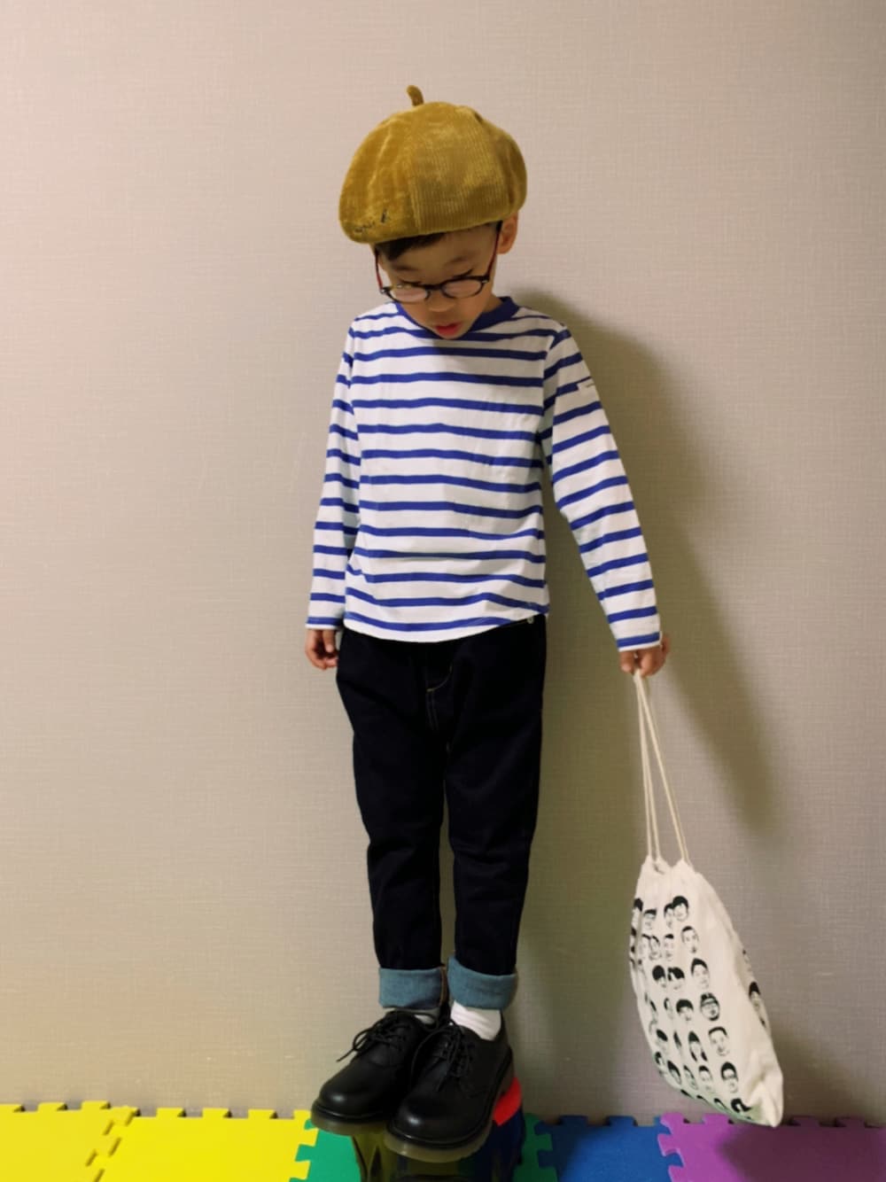 「ボーダートップス、デニムパンツ、ローファー、巾着バッグ、ベレー帽、韓国子供服、プチプラ、めがね、シンプルコーデ、休日スタイル」｜「antiquaのロンT ポイントLOGOで。定番を一捻り！（Tシャツ/カットソー、ホワイト系）」を使った、HeROさん（キッズ・110cm）の冬コーディネートの1枚目の写真