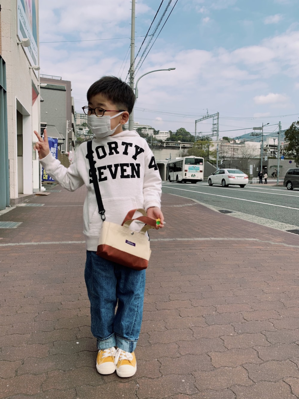 「パーカー、春服みてみて、スウェット、ロゴスウェット、デニム、デニムパンツ、ワイドパンツ、コンバース、スニーカーコーデ、めがね、ショルダーバッグ、春コーデ」｜「DENIM DUNGAREEのアイテム（パーカー、ホワイト系）」を使った、HeROさん（キッズ・110cm）の春コーディネートの1枚目の写真