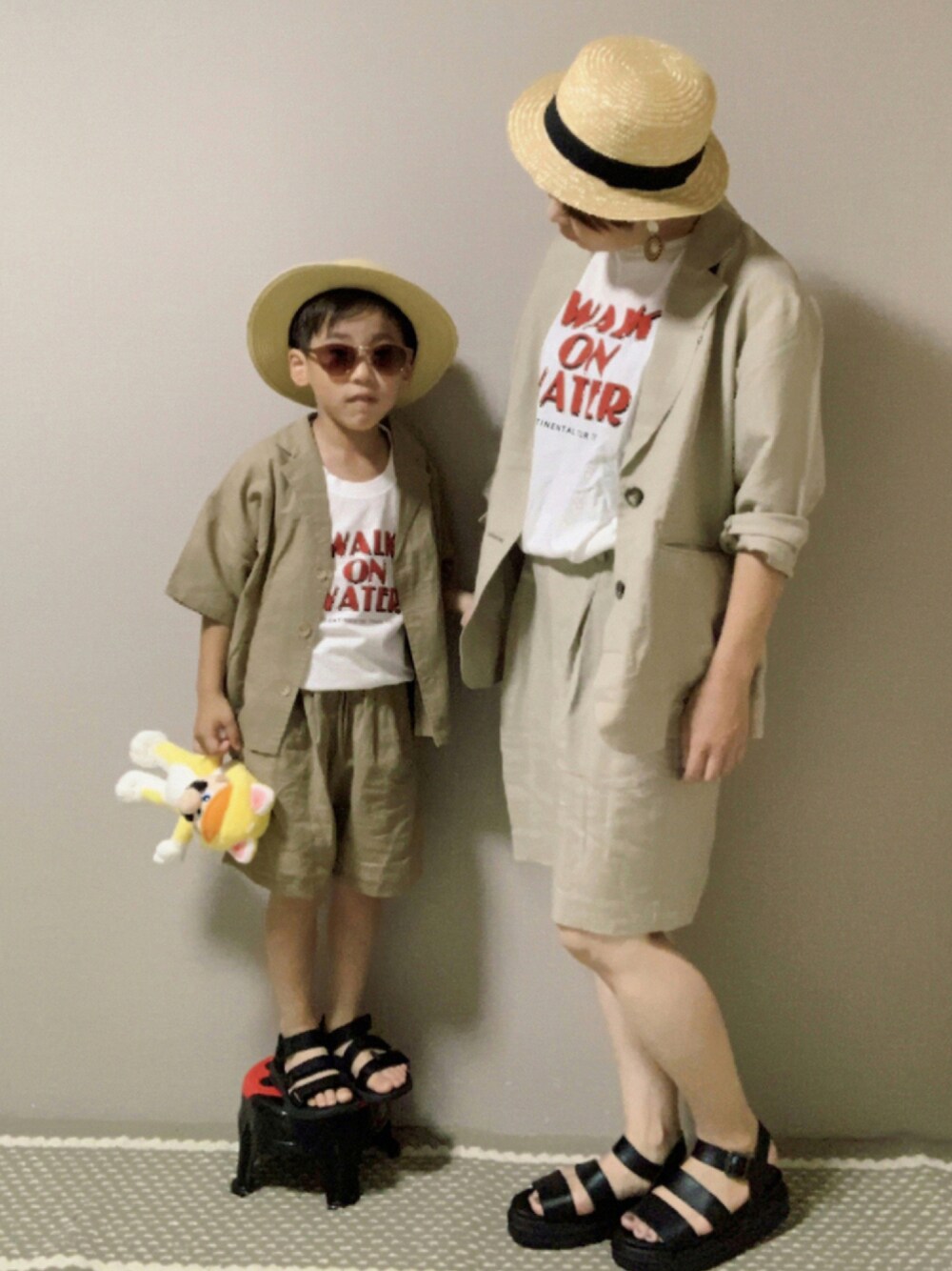 「タックイン、セットアップ、韓国子供服、ロゴT、リネン、サンダル、スポーツサンダル、カンカン帽、夏コーデ、リンクコーデ」｜「Koreaのアイテム（シャツ/ブラウス、ベージュ系）」を使った、HeROさん（キッズ・110cm）の夏コーディネートの1枚目の写真