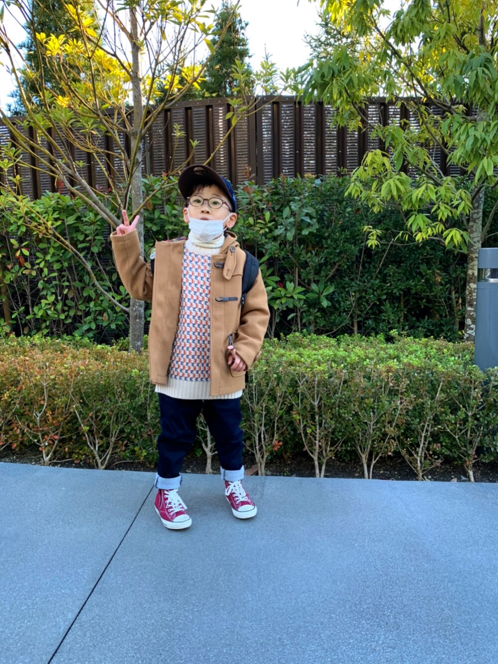 「タートルネック、BREEZE、白ニット、markey's、ダッフルコート、コート、ベージュ、クリスマスに着たい服、デニムパンツ、devirock、コンバース、ハイカットスニーカー、キャップ、めがね、あったかコーデ」｜「GLOBAL WORKの【キッズ】ダッフルコート/837346（ダッフルコート、ブラウン系）」を使った、HeROさん（キッズ・110cm）の冬コーディネートの1枚目の写真