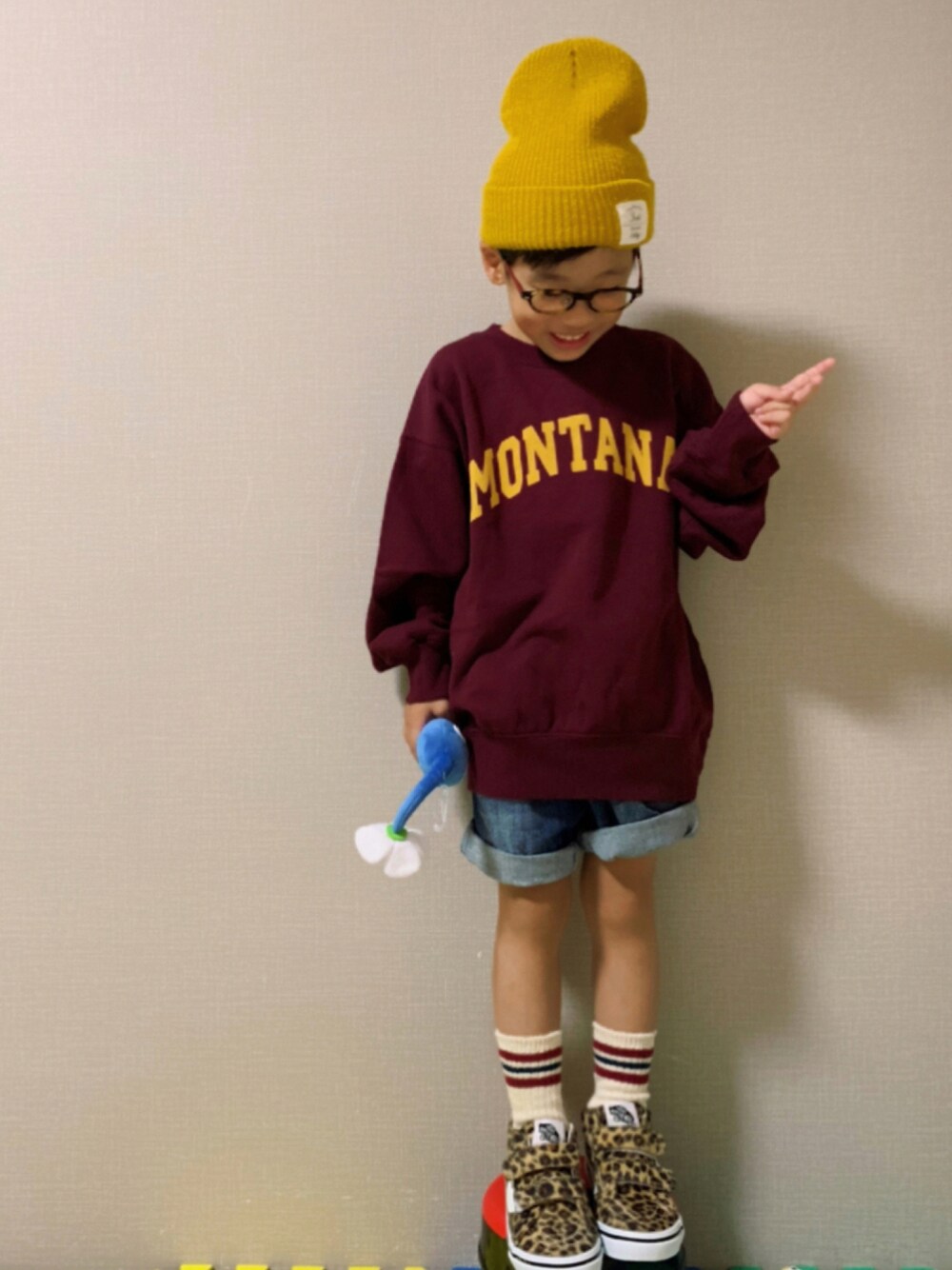 「スウェット、VANS、レオパード、ニット帽、ショートパンツ、めがね、デニムパンツ、プチプラ、ハイカットスニーカー、ラインソックス、markey's、秋コーデ、秋服準備はじめました、ラブアンドピース2021」｜「Ocean&Groundのカレッジロゴビッグスウェット（80～140cm）（スウェット、レッド系）」を使った、HeROさん（キッズ・110cm）の秋コーディネートの1枚目の写真