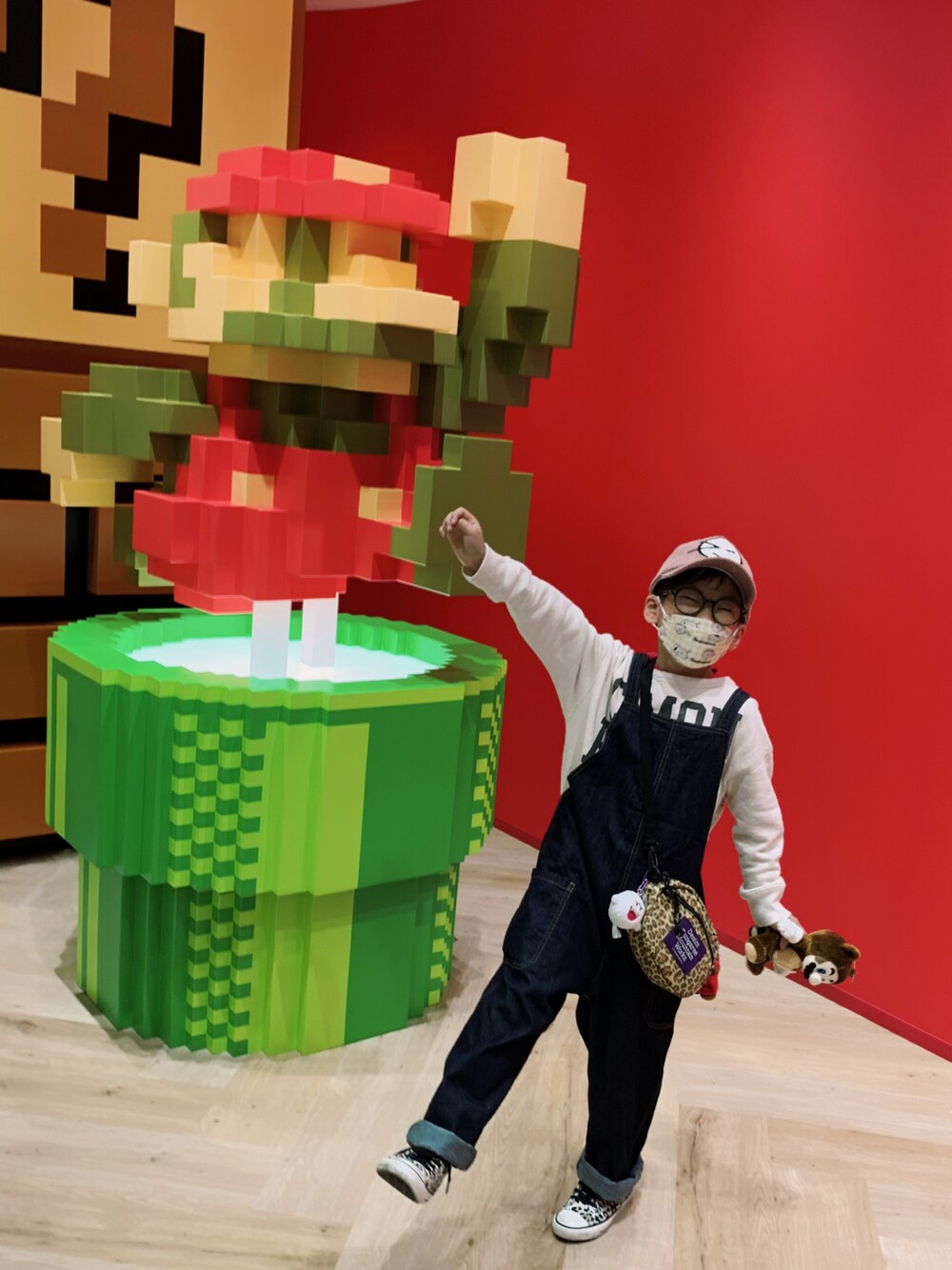 「サロペット、オーバーオール、デニム、デニムパンツ、スウェット、ロゴスウェット、コンバース、ハイカットスニーカー、レオパード、ポシェット、キャップ、コーデュロイ、ピンク、めがね、冬コーデ」｜「DENIM DUNGAREEのトンプキン裏毛 PEACE ラグラン スウェット（スウェット、グレー系）」を使った、HeROさん（キッズ・120cm）の冬コーディネートの1枚目の写真