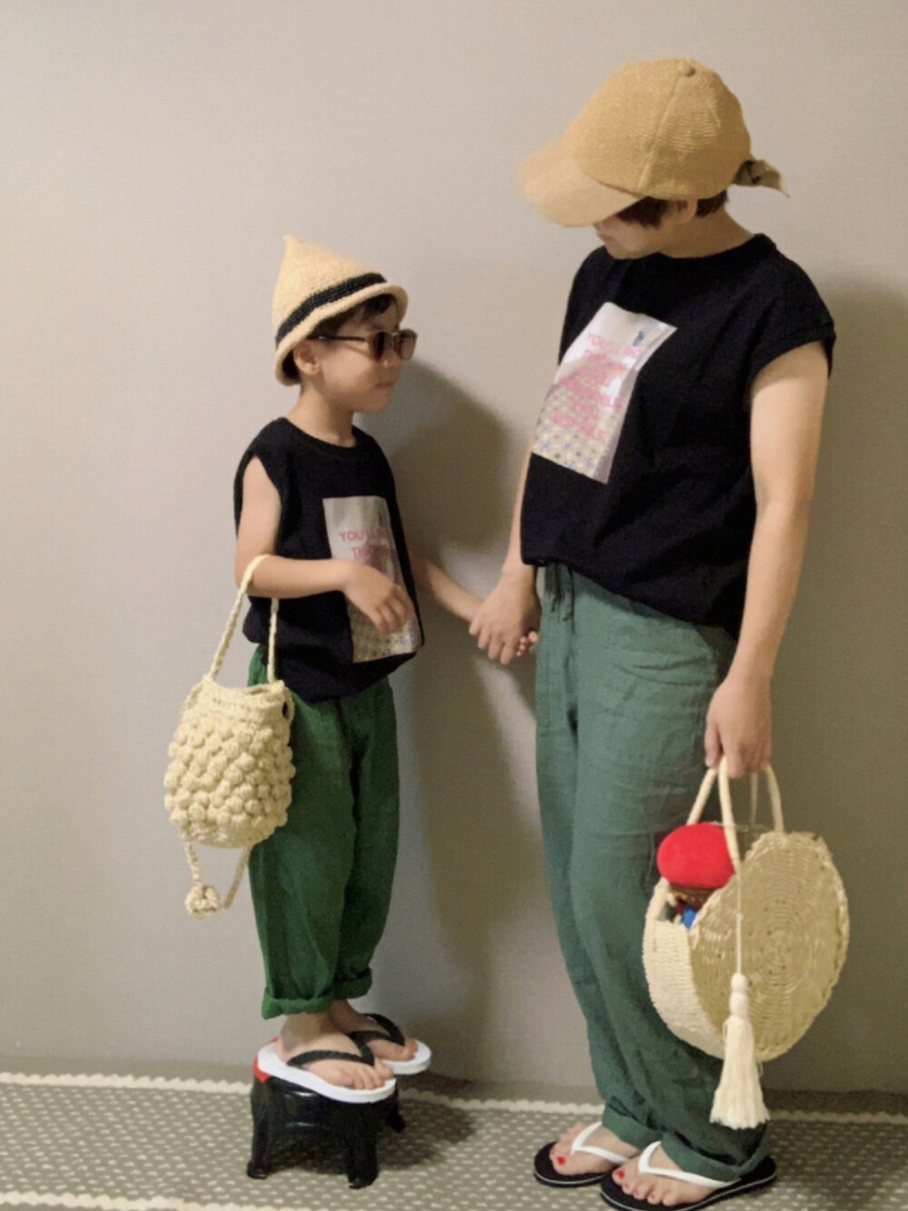 「リネン、サンダル、ビーチサンダル、かごバッグ、夏コーデ、麦わら帽子、ノースリーブ、タックイン、リンクコーデ、シンプルコーデ」｜「LOWRYS FARMのプリントノースリーブ　948798（Tシャツ/カットソー、ブラック系）」を使った、HeROさん（キッズ・110cm）の夏コーディネートの1枚目の写真