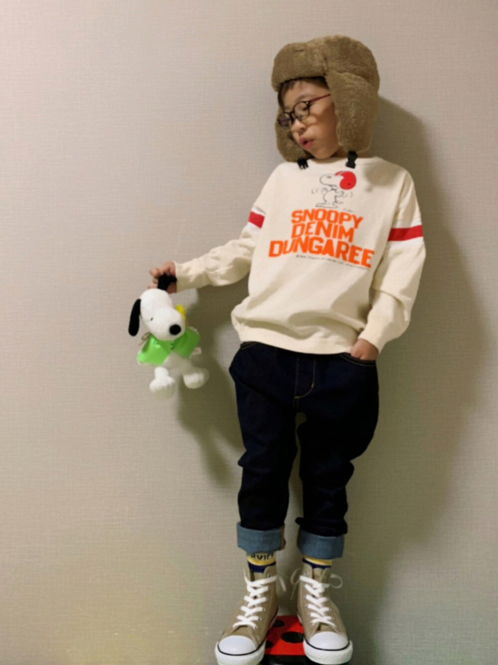 「コンバース、ベージュ、めがね、サルエルパンツ、デニムパンツ、ハイカットスニーカー、ラインソックス、フライトキャップ、リンクコーデ、秋コーデ」｜「♡:私作のアイテム（ラッピングキット、ブルー系）」を使った、HeROさん（キッズ・110cm）の秋コーディネートの1枚目の写真