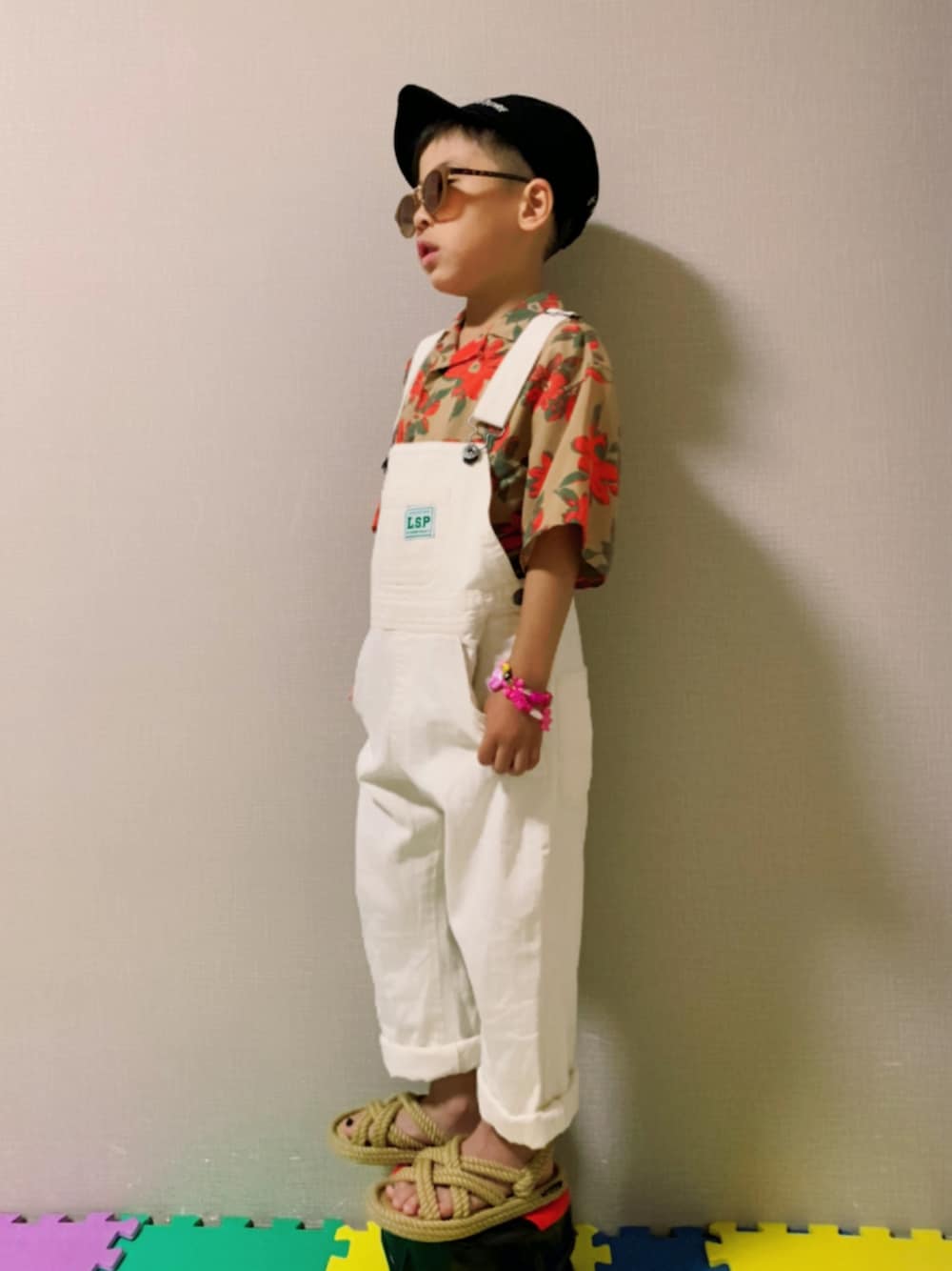 「柄シャツ、シャツスタイル、花柄、ベージュ、淡色コーデ、サロペット、ホワイトパンツ、サンダル、キャップ、サングラス、夏コーデ」｜「こども ビームスのARCH&LINE / フラワー オープンカラー シャツ（100～145cm）（シャツ/ブラウス、ベージュ系）」を使った、HeROさん（キッズ・110cm）の夏コーディネートの1枚目の写真