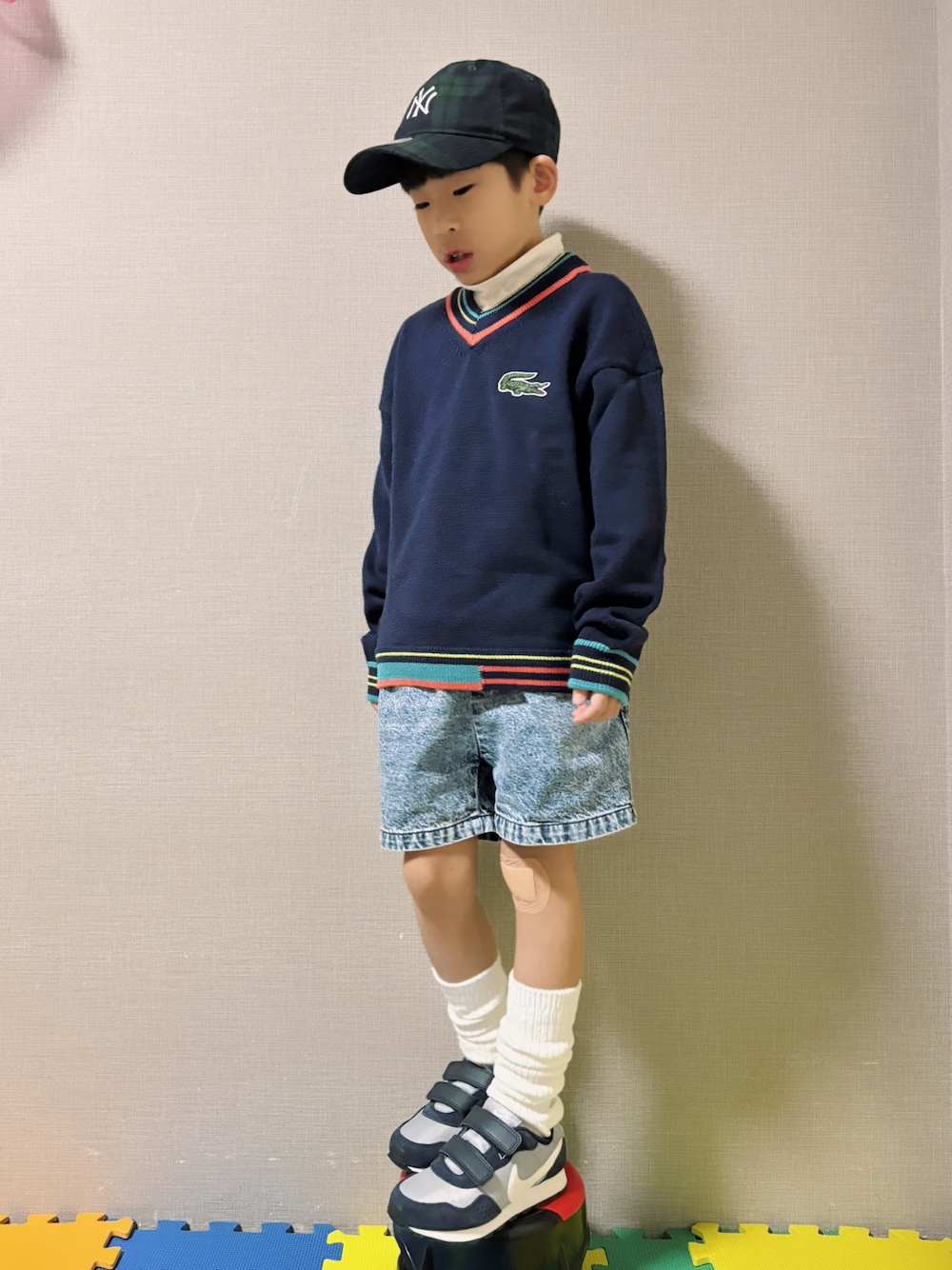 「チルデンニット、ニット、デニム、デニムパンツ、ハーフパンツ、カラー×コーデ、タートルネック、キャップ、チェック、NIKE、スニーカー、スポーツミックス、ワントーンコーデ」｜「LACOSTEのアシンメトリーリブニットJUNIORチルデンニットセーター（ニット/セーター、ブルー系）」を使った、HeROさん（キッズ・122cm）の冬コーディネートの1枚目の写真