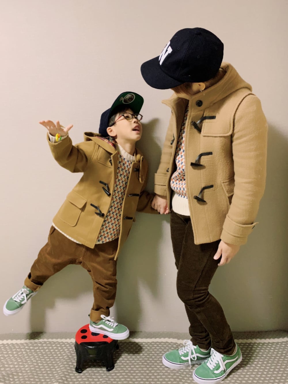「ニット、VANS、グリーン、ワントーンコーデ、ダッフルコート、キャップ、ジャガード、冬コーデ、コーデュロイパンツ、スニーカーコーデ、ブラウン、プチプラ、GLOBAL WORK、リンクコーデ、マイベストコーデ2021」｜「GLOBAL WORKの【キッズ】ダッフルコート/837346（ダッフルコート、ブラウン系）」を使った、HeROさん（キッズ・110cm）の冬コーディネートの1枚目の写真