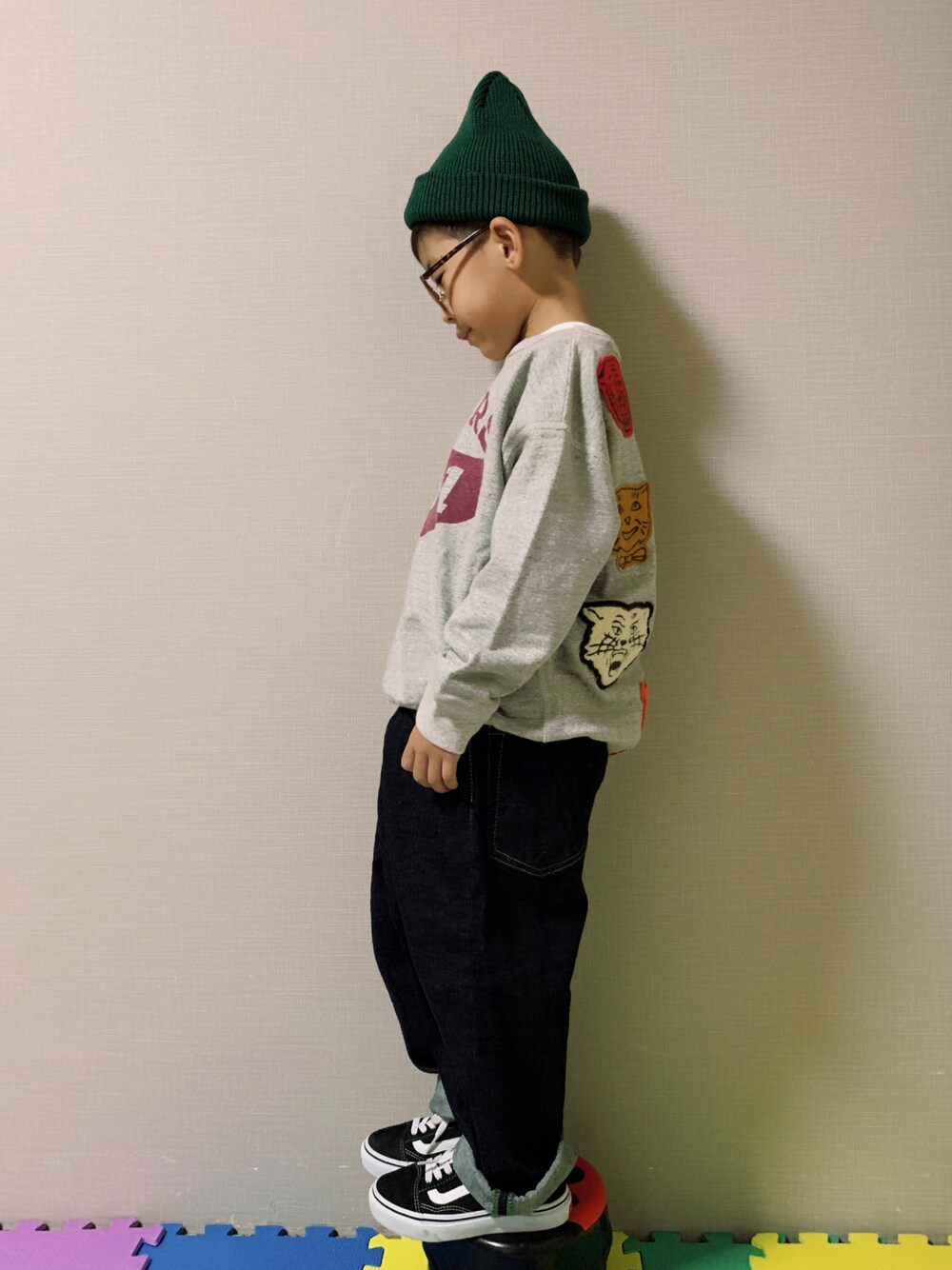 「カジュアルコーデ、スウェット、グレー、デニムパンツ、デニム、ワイドパンツ、VANS、スニーカー、ニット帽、グリーン、3coins、シンプルコーデ、ストリート、サングラス」｜「DENIM DUNGAREEのトンプキン裏毛 フクダ ワッペン スウェット（スウェット、グレー系）」を使った、HeROさん（キッズ・120cm）の秋コーディネートの1枚目の写真