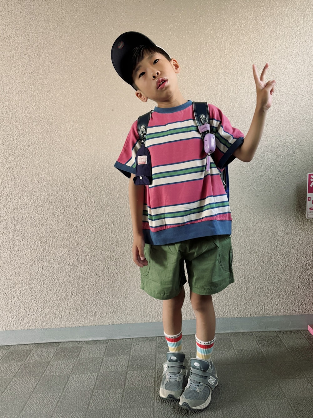 「夏コーデ、ボーダー、ショートパンツ、カーキ、カーゴパンツ、ニューバランス、スニーカー、厚底シューズ、キャップ、パステルカラー、カジュアル、プチプラ、ピンク」｜「chiyumiんのアイテム（Tシャツ/カットソー、ピンク系）」を使った、HeROさん（キッズ・122cm）の夏コーディネートの1枚目の写真
