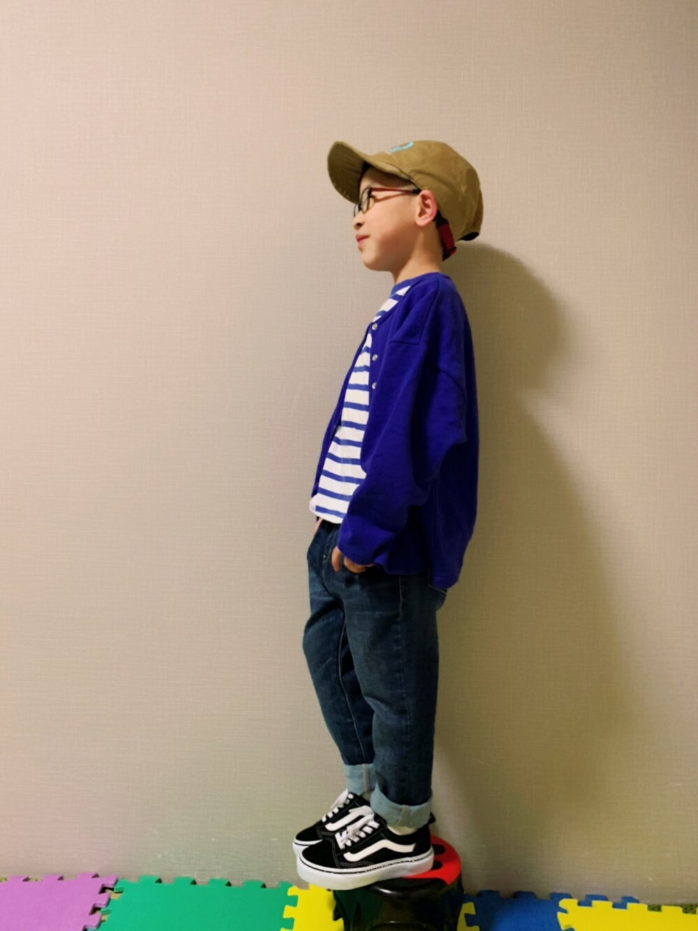 「春服みてみて、ボーダートップス、カーディガン、デニム、デニムパンツ、サルエルパンツ、VANS、めがね、キャップ、春コーデ、シンプルコーデ、カジュアルコーデ、ベージュ、ブルー」｜「antiquaのロンT ポイントLOGOで。定番を一捻り！（Tシャツ/カットソー、ホワイト系）」を使った、HeROさん（キッズ・110cm）の春コーディネートの1枚目の写真