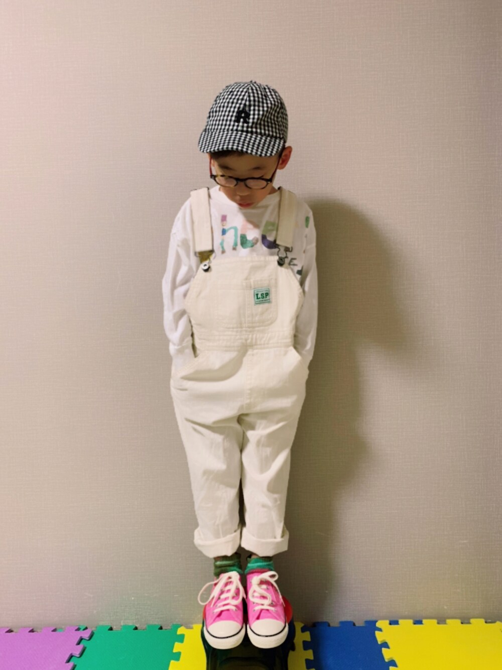 ホワイト系のTシャツ/カットソー、ホワイト系のサロペット/オーバーオール、ピンク系のスニーカーを着用したキッズの春コーディネートの1枚目の写真