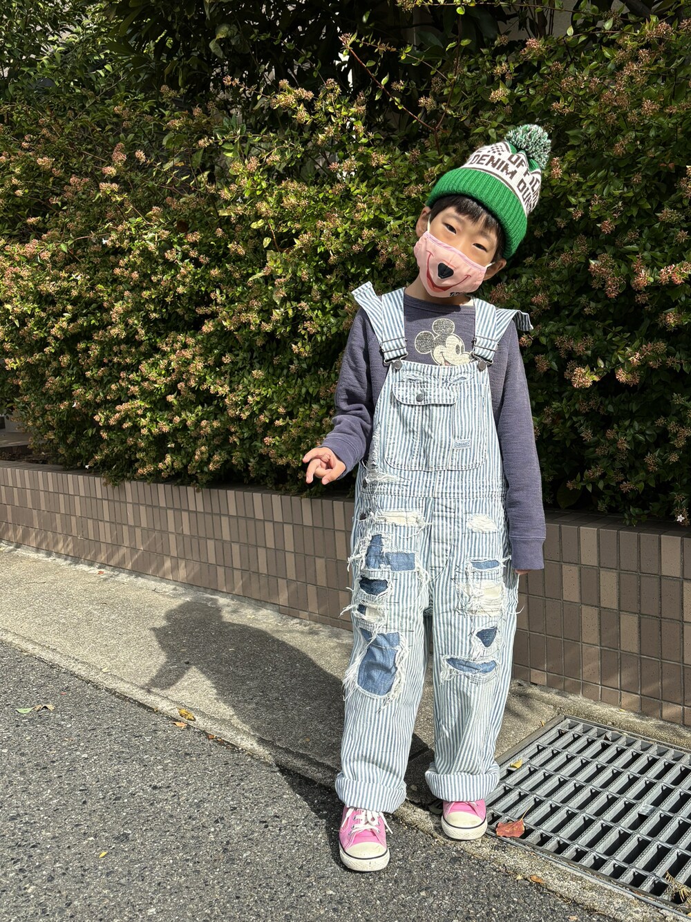 「ファッションを楽しもう、休日スタイル、お出かけコーデ、オーバーオール、サロペット、アメカジ、ニット帽、スウェット、レイヤードスタイル、コンバース、ピンク、スニーカー、淡色コーデ、秋冬コーデ、カジュアル」｜「DENIM DUNGAREEのアイテム（サロペット/オーバーオール、ブルー系）」を使った、HeROさん（キッズ・121cm）の秋コーディネートの1枚目の写真