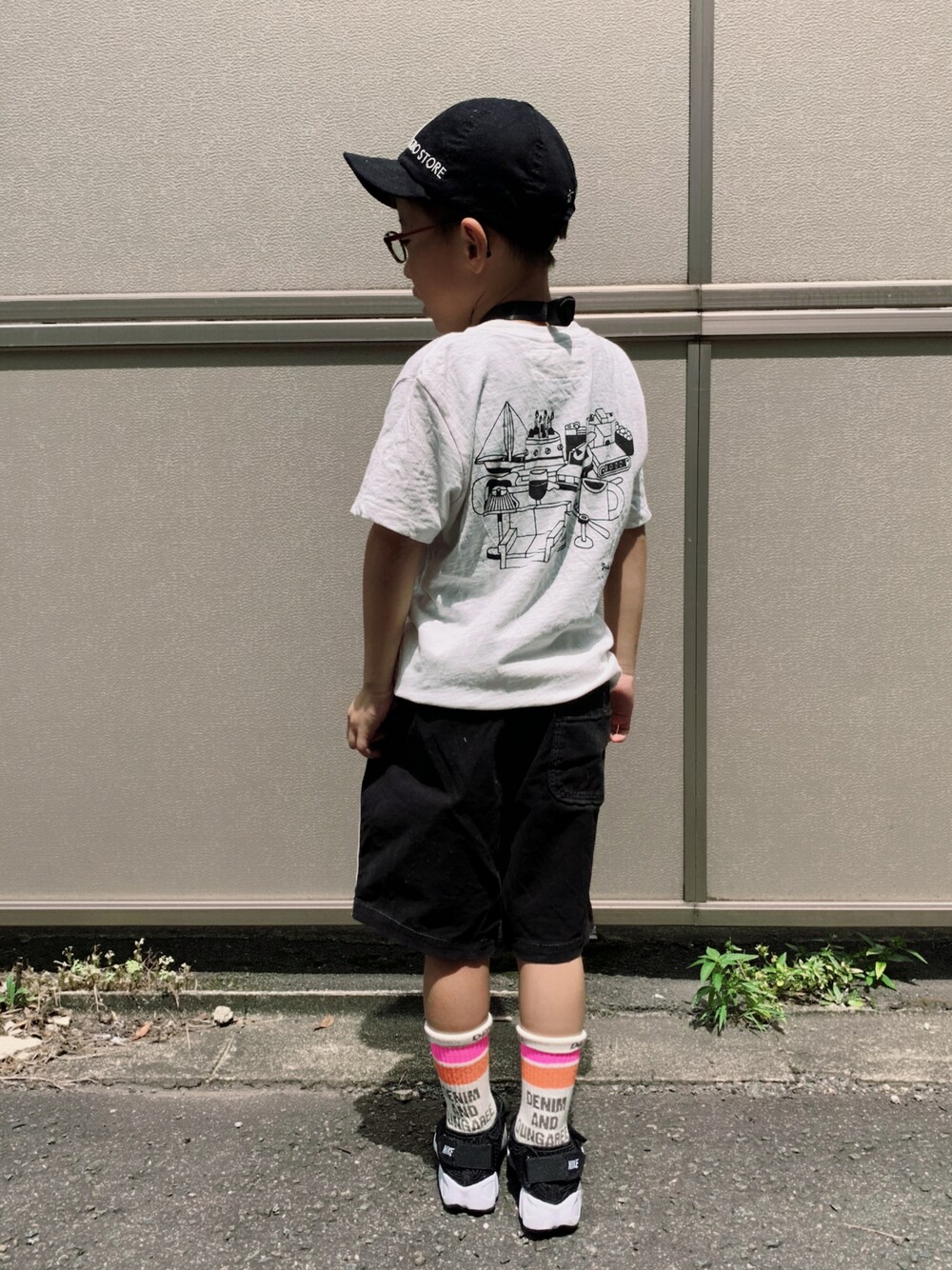 「モノトーン、白Tシャツ、プリントT、ハーフパンツ、キャップ、エアリフト、NIKE、スポーツサンダル、めがね、カジュアルコーデ、シンプルコーデ、ネオンカラー、ラインソックス」｜「GO TO HOLLYWOODのアイテム（Tシャツ/カットソー、ホワイト系）」を使った、HeROさん（キッズ・110cm）の夏コーディネートの1枚目の写真