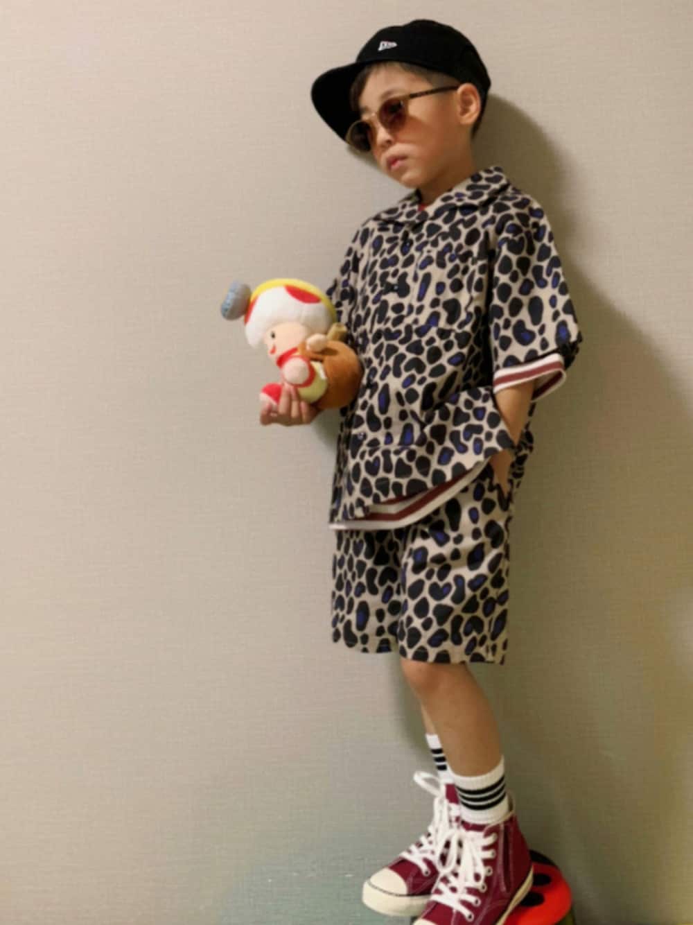 ベージュ系のシャツ/ブラウス、その他のTシャツ/カットソー、ベージュ系のその他パンツを着用したキッズの夏コーディネートの1枚目の写真