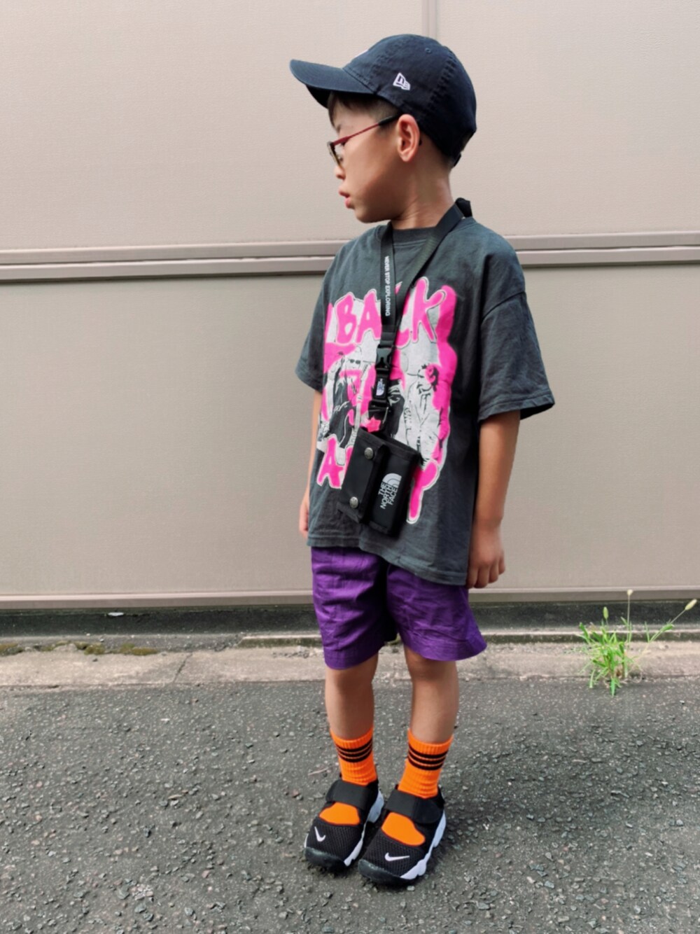 「真夏のアクティブスタイル、キャップ、プリントT、markey's、GU、ハーフパンツ、プチプラ、オレンジ、カラーソックス、エアリフト、NIKE、めがね、ストリート、カラーパンツ」｜「Life Support ProductsのワイドプリントTシャツ（80～150cm）（Tシャツ/カットソー、グレー系）」を使った、HeROさん（キッズ・110cm）の夏コーディネートの1枚目の写真