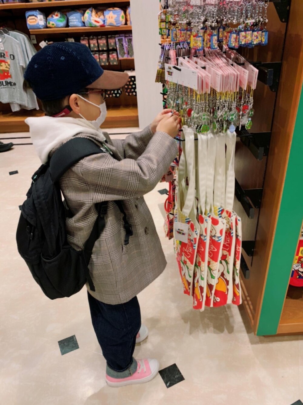 「めがね、チェスターコート、チェック、チェック柄に恋してる、パーカー、スウェット、デニムパンツ、GU、プチプラ、キャップ、コーデュロイ、コンバース、ハイカットスニーカー、シンプルコーデ、リュック」｜「GLOBAL WORKの【キッズ】コクーンチェスターコート/841399（チェスターコート、ブラウン系）」を使った、HeROさん（キッズ・110cm）の冬コーディネートの1枚目の写真