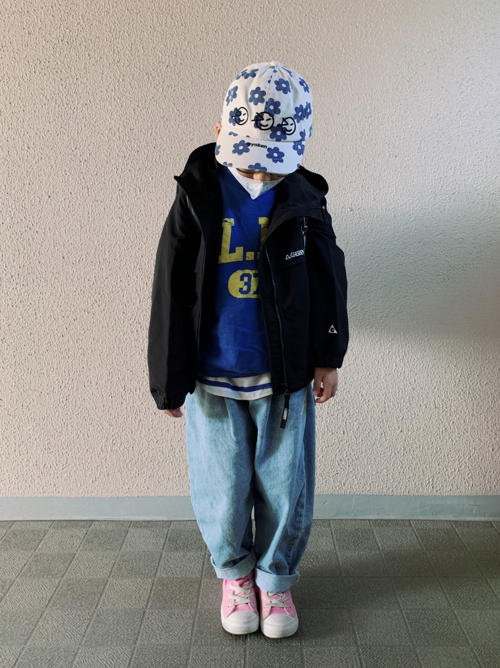 「春服デビュー宣言、ボーダー、レイヤードスタイル、ロゴスウェット、デニム、デニムパンツ、ワイドパンツ、コンバース、ハイカットスニーカー、ピンク、マウンテンパーカー、キャップ、花柄、ワントーンコーデ、春服みてみて」｜「BIG FIELDのプリントトレーナー（80～150cm）（スウェット、ブルー系）」を使った、HeROさん（キッズ・120cm）の春コーディネートの1枚目の写真