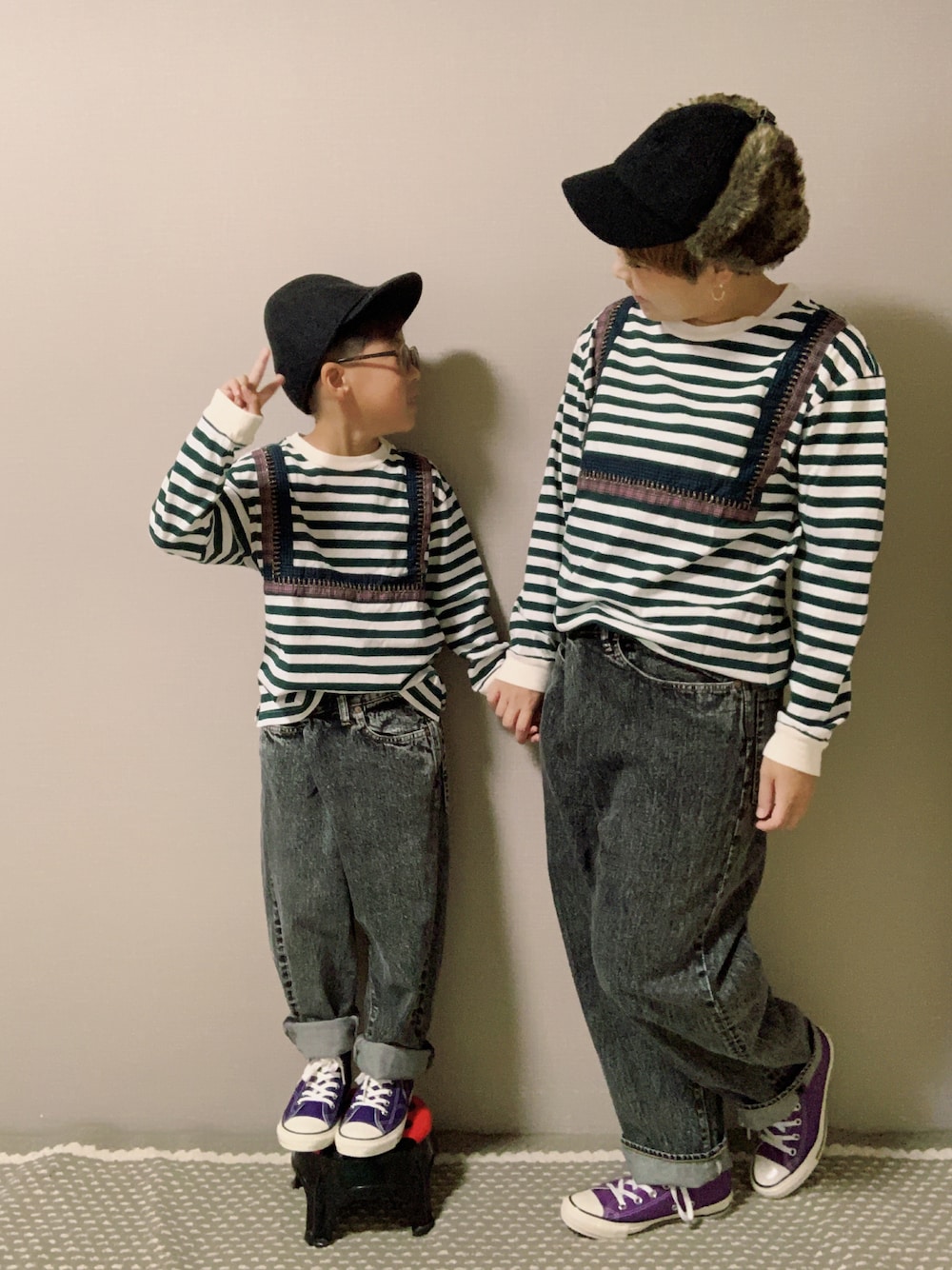 「モード、ボーダー、ボーダートップス、グリーン、ワイドパンツ、デニム、デニムパンツ、コンバース、ハイカットスニーカー、キャップ、フライトキャップ、サングラス、リンクコーデ、秋服準備はじめました、秋コーデ」｜「GO TO HOLLYWOODのアイテム（Tシャツ/カットソー、グリーン系）」を使った、HeROさん（キッズ・110cm）の秋コーディネートの1枚目の写真