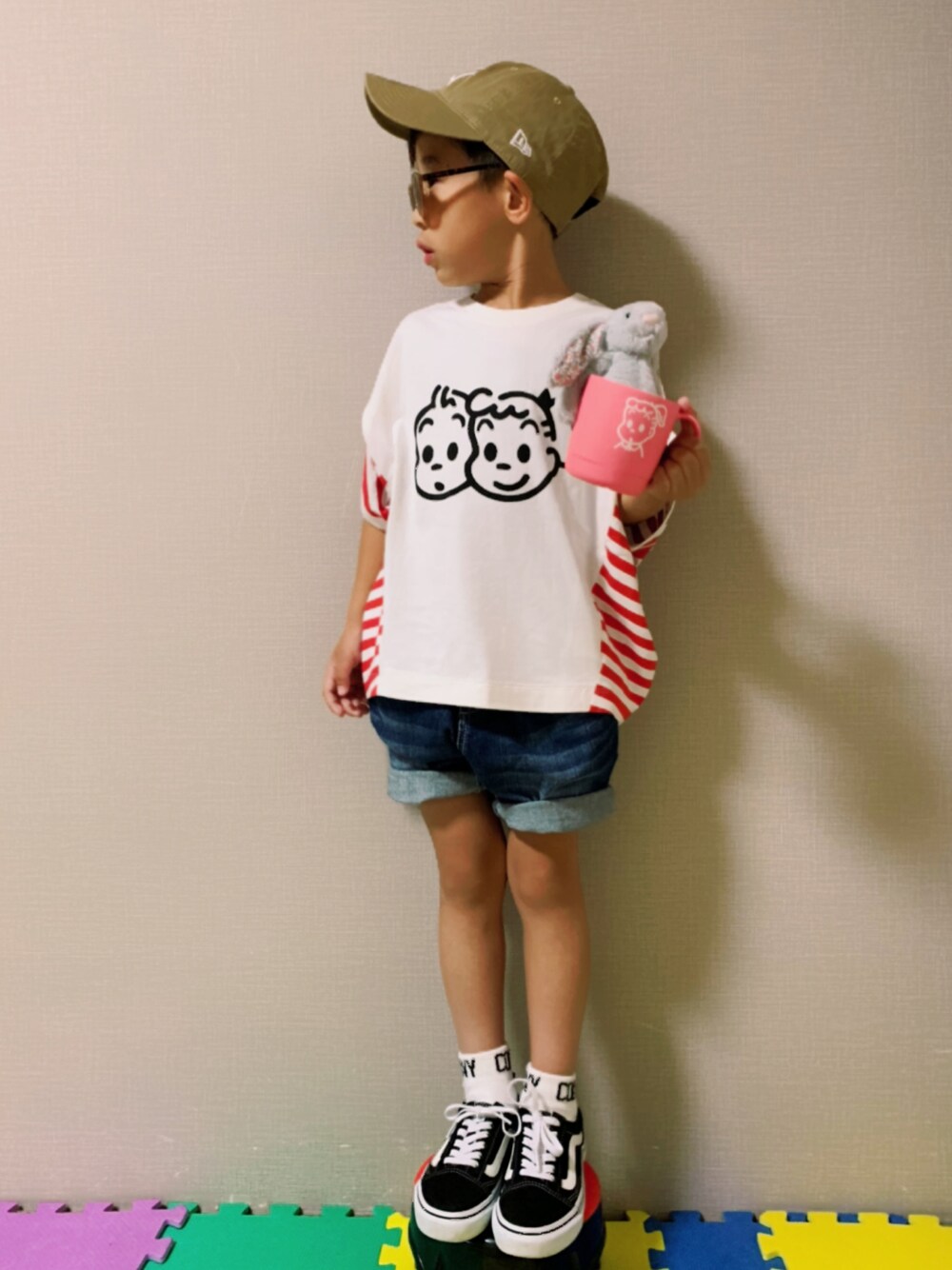 「ボーダー、ボーダートップス、白Tシャツ、プリントT、ショートパンツ、デニム、デニムパンツ、VANS、スニーカーコーデ、キャップ、サングラス、夏コーデ、夏だ！Tシャツ着よう！、カジュアルコーデ」｜「GROOVY COLORSのアイテム（Tシャツ/カットソー、レッド系）」を使った、HeROさん（キッズ・110cm）の夏コーディネートの1枚目の写真