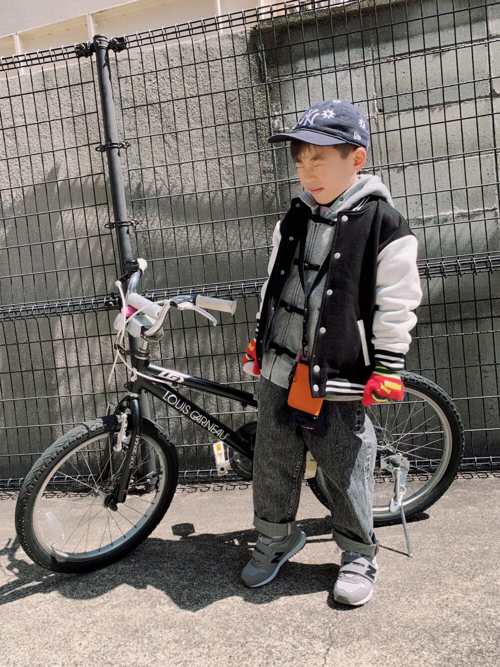 「ストリート、スタジャン、春アウター、プチプラ、春服みてみて、パーカー、スウェット、デニム、デニムパンツ、ワイドパンツ、New Balance、スニーカー、ワントーンコーデ、モノトーン、キャップ」｜「PAIRMANON STREETの【PAIRMANON STREET】裏起毛スタジャン（スタジャン、ブラック系）」を使った、HeROさん（キッズ・120cm）の春コーディネートの1枚目の写真
