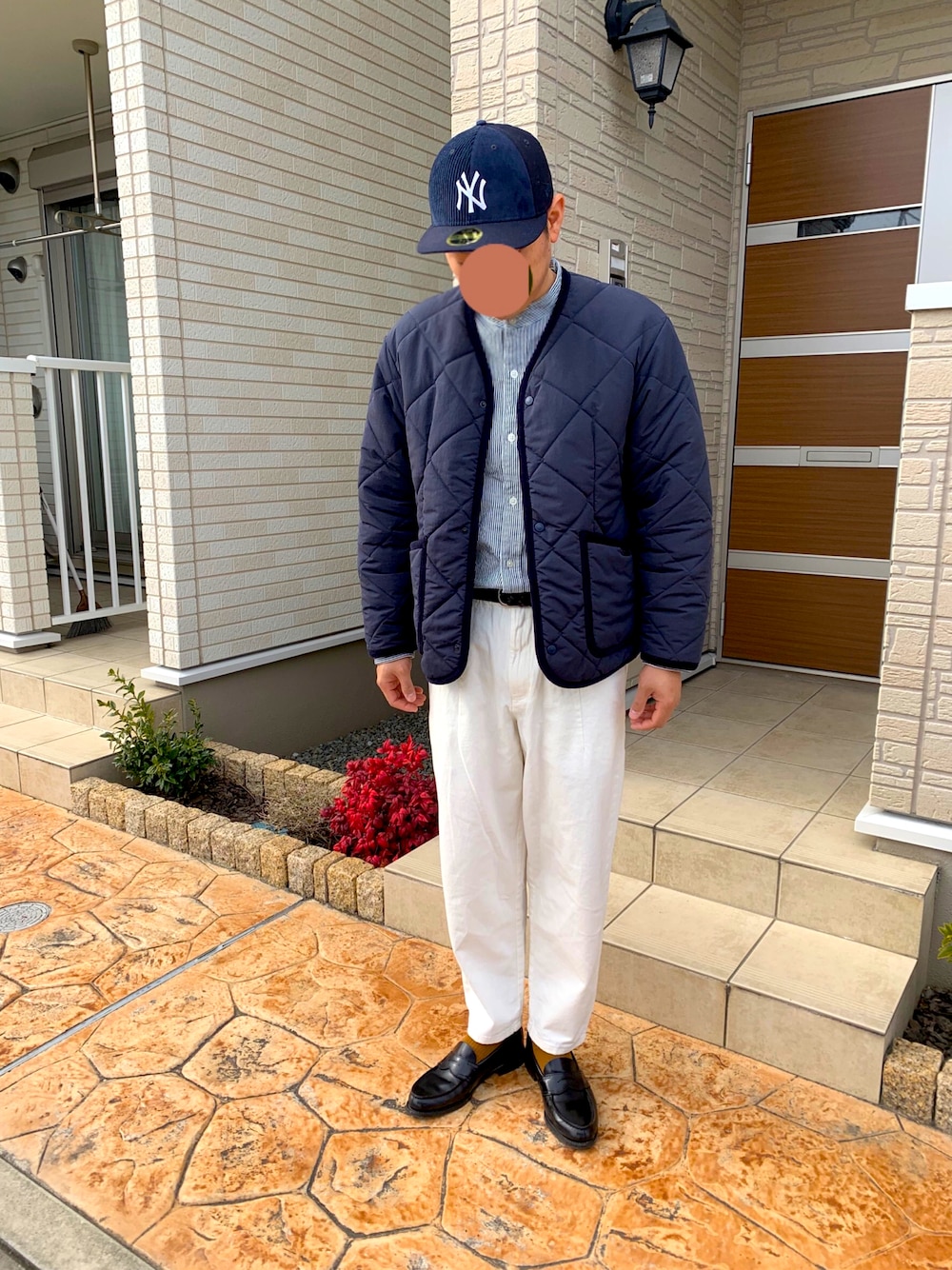 「冬コーデ、シンプルコーデ、大人カジュアル、おしゃれさんと繋がりたい、シンプル、お洒落さんとつながりたい、ファッションの力を信じよう、きれいめカジュアル、キャップ、大人コーデ、UNIQLO、ストライプシャツ、ストライプ、シロパンツ、ホワイトパンツ」｜「REGALのアイテム（ローファー、ブラック系）」を使った、つばささん（メンズ・174cm）の冬コーディネートの1枚目の写真