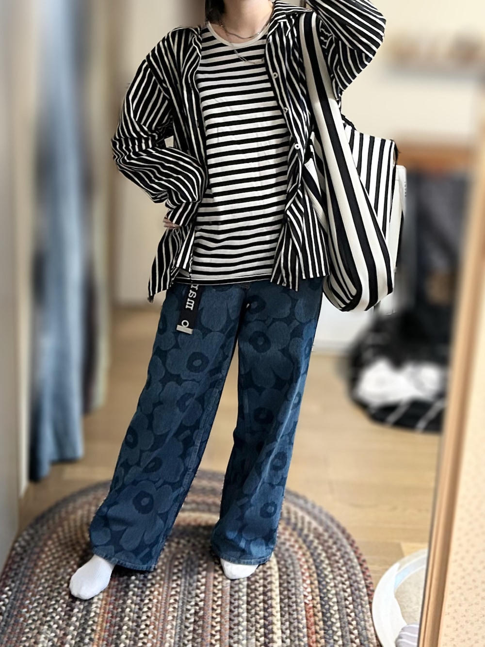 「しましま、ボーダー、ストライプシャツ、カジュアル、カジュアルコーデ、シャツスタイル」｜「marimekkoのJokapoika / Shirt（シャツ/ブラウス、ブラック系）」を使った、ゆさん（レディース・165cm）の夏コーディネートの1枚目の写真