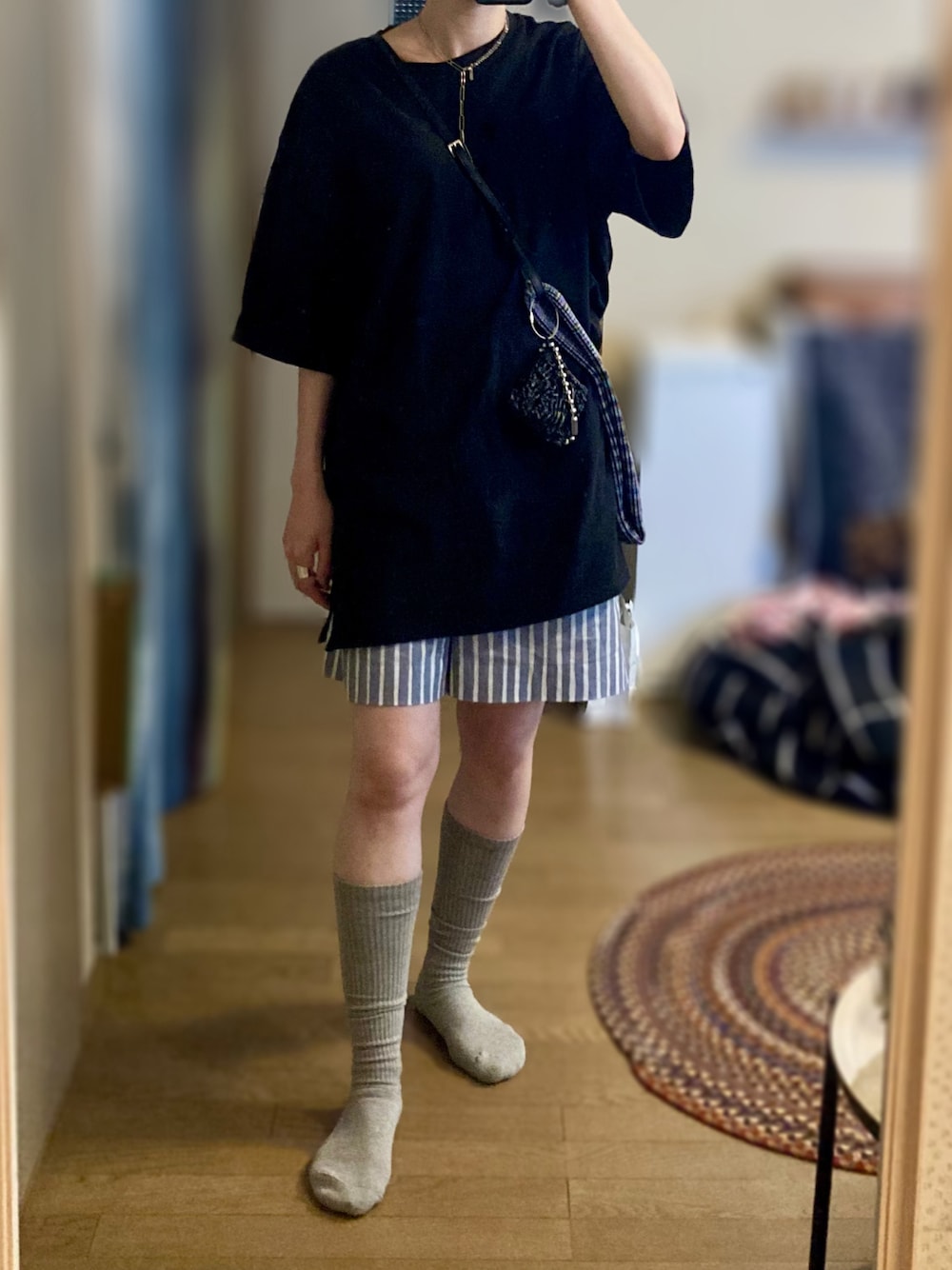 「カジュアル、カジュアルコーデ、夏コーデ、ハイソックス、Tシャツ、ショートパンツ、ストライプパンツ、グレー、モノトーンコーデ、暑い」｜「DHOLICのサイドスリットビッグシルエットTシャツワンピース（ワンピース、ブラック系）」を使った、ゆさん（レディース・165cm）の夏コーディネートの1枚目の写真