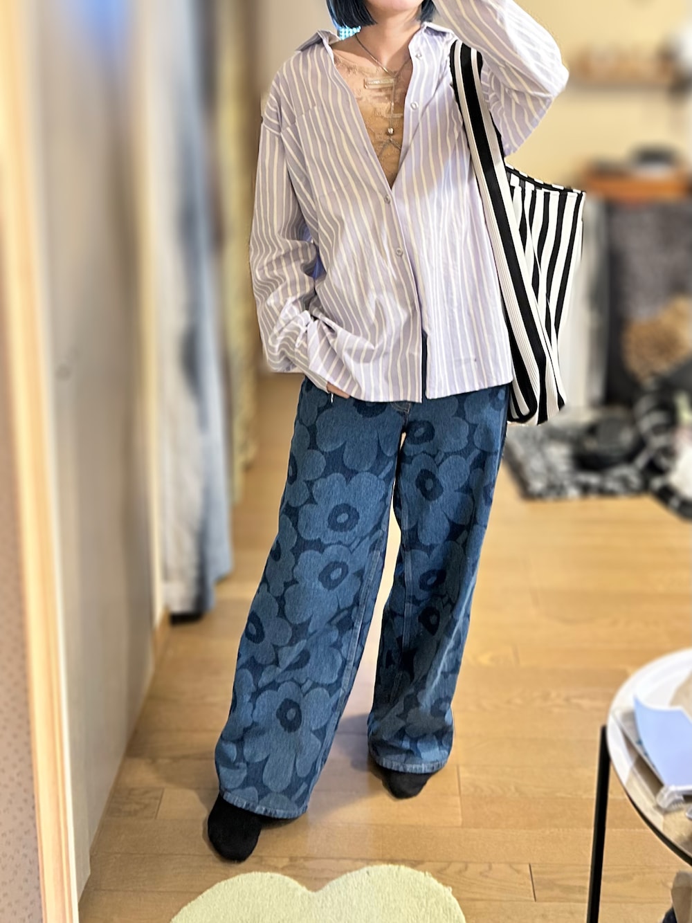 「シャツスタイル、デニム、デニムパンツ、ストライプシャツ、レイヤードスタイル、カジュアル」｜「PRANK PROJECTのモノグラムレースボディスーツ / Monogram Lace Bodysuit（Tシャツ/カットソー、ベージュ系）」を使った、ゆさん（レディース・165cm）の春コーディネートの1枚目の写真