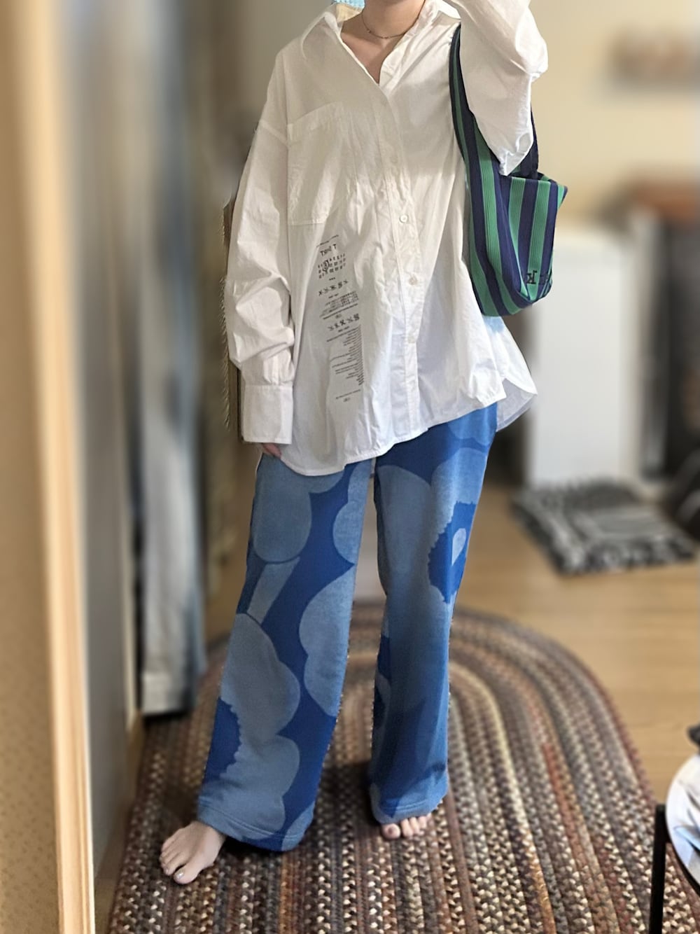 「スウェット、シャツスタイル、オーバーサイズシャツ、白シャツ、リラックス、ラフ、ブルー」｜「MM6 Maison MargielaのSpliced Numbers シャツ（シャツ/ブラウス、ホワイト系）」を使った、ゆさん（レディース・165cm）の春コーディネートの1枚目の写真