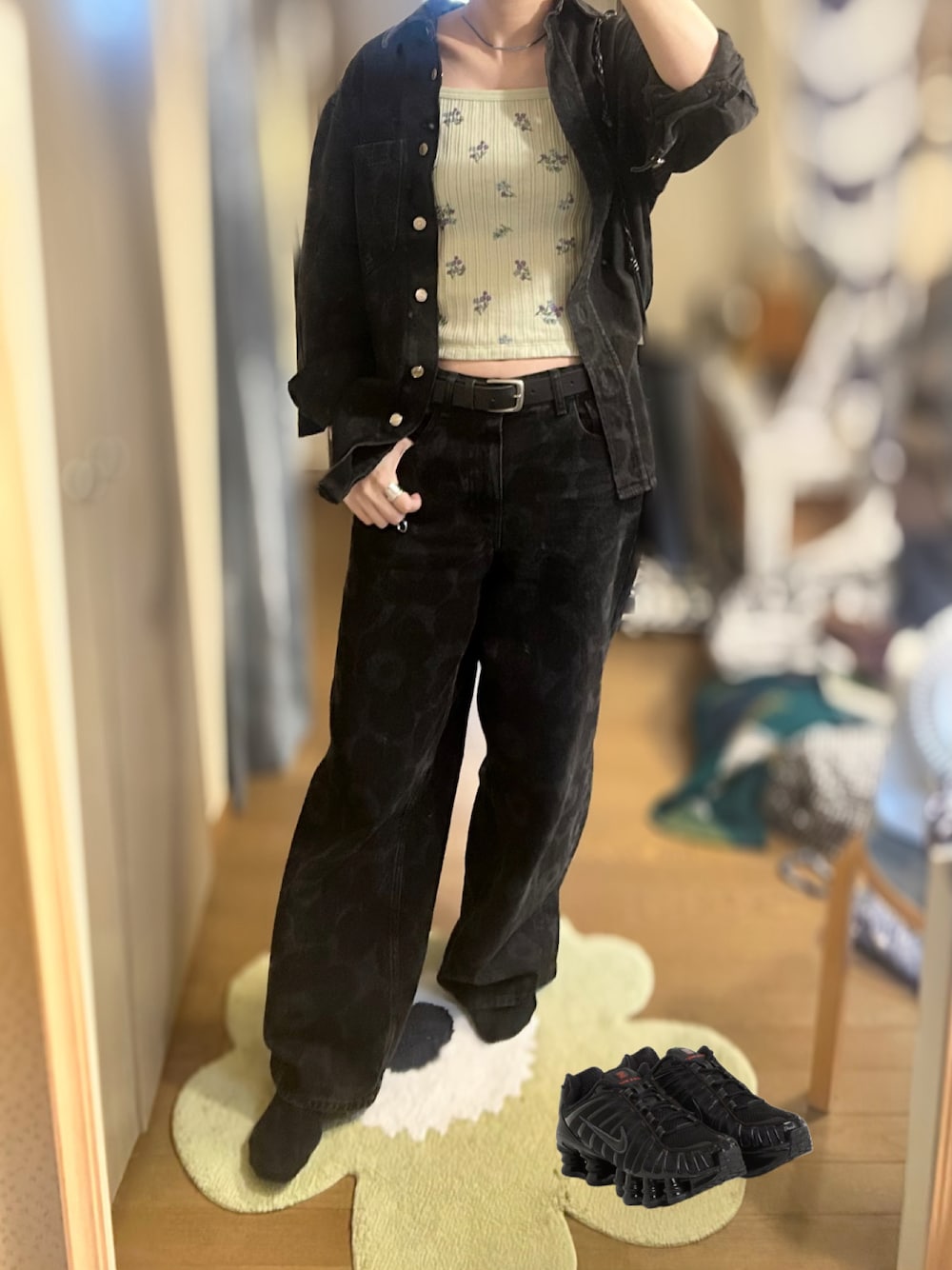 ブラック系のシャツ/ブラウス、ブラック系のデニムパンツ、ブラック系のスニーカーを着用したレディースの秋コーディネートの1枚目の写真