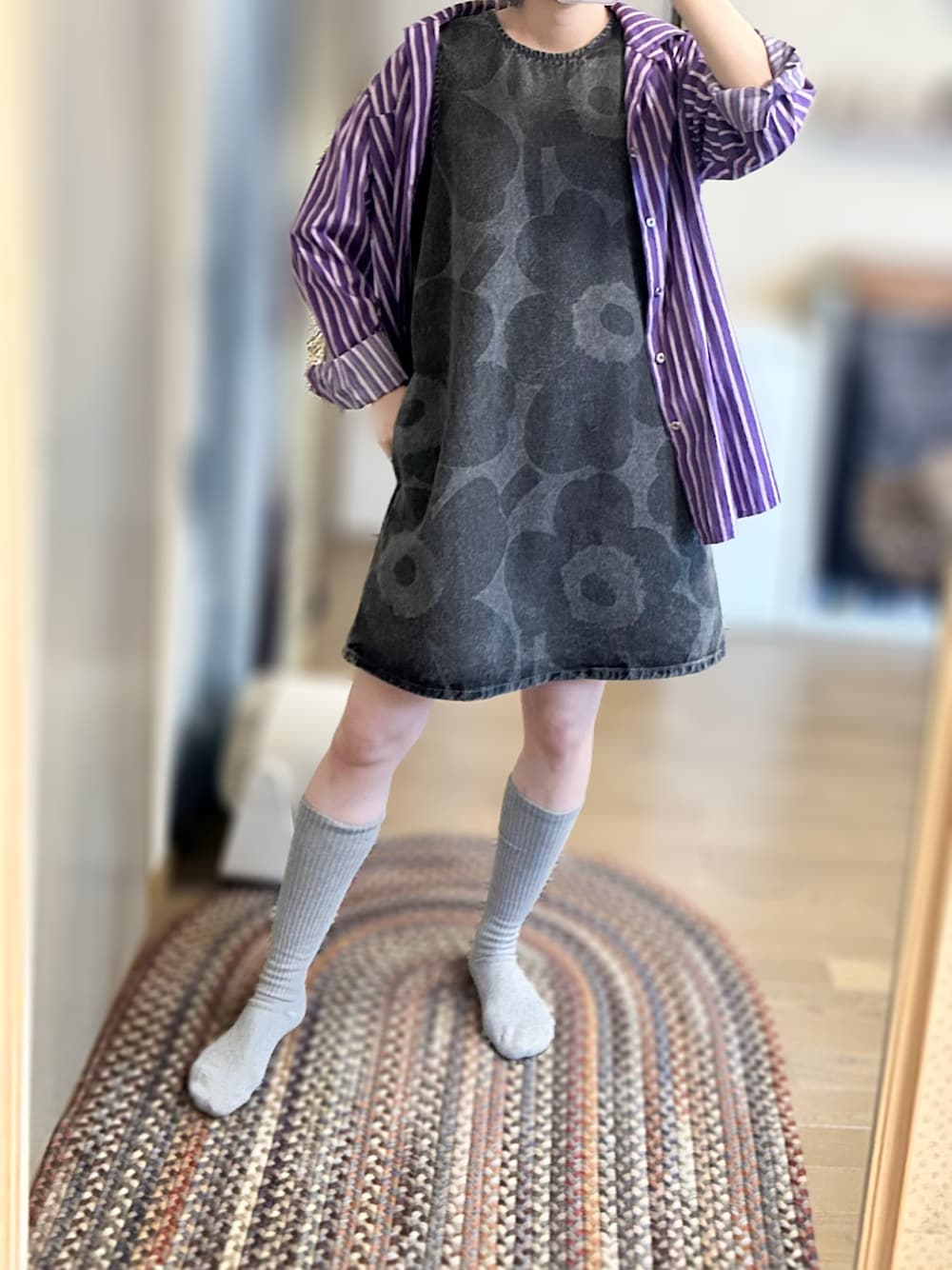 「ワンピース、ノースリーブワンピース、デニムワンピース、ブラックデニム、ストライプシャツ、ハイソックス、オーバーサイズシャツ」｜「marimekkoの【Maridenim】Somasti Unikko / dress（ワンピース、グレー系）」を使った、ゆさん（レディース・165cm）の夏コーディネートの1枚目の写真