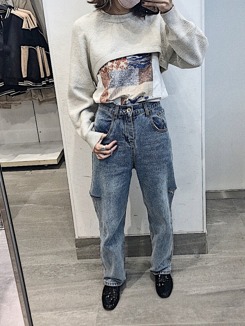 「秋コーデ、ショート丈トップス、デニム、Tシャツ、シンプル、カジュアル、ラクチンコーデ」｜「H&Mのアイテム（ニット/セーター、ホワイト系）」を使った、ゆさん（レディース・165cm）の秋コーディネートの1枚目の写真