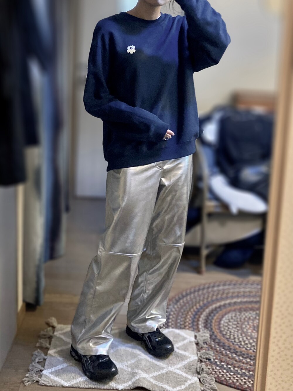 「スウェット、シルバー、カジュアル、ネイビー、スニーカー、シルバーパンツ」｜「MAISON SPECIALのVegan Leather Wide Straight Pants/ヴィーガンレザーワイドストレートパンツ【MAISON SPECIAL/メゾンスペシャル】（その他パンツ、シルバー系）」を使った、ゆさん（レディース・165cm）の春コーディネートの1枚目の写真