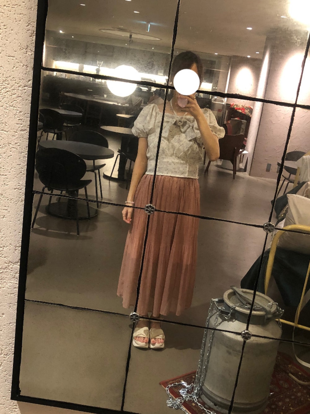 ピンク系のスカート、グレー系のシャツ/ブラウス、ホワイト系のサンダルを着用したレディースの夏コーディネートの1枚目の写真