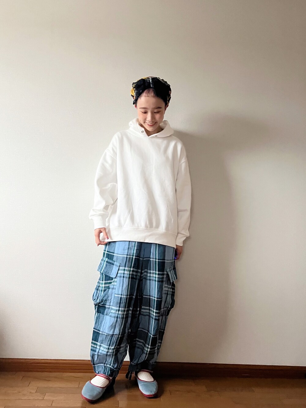 「冬ファッション、カジュアルコーデ、スウェット、チェックパンツ、ターバン」｜「fig Ｌondonのアイテム（パンツ、ブルー系）」を使った、2yuka2さん（レディース・162cm）の冬コーディネートの1枚目の写真