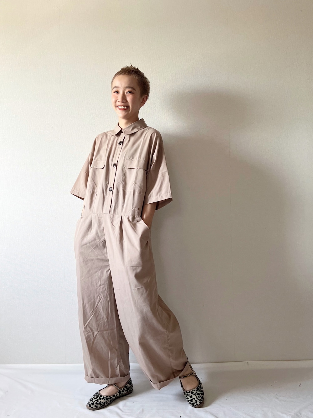 「ルタンリッシュ、オールインワン、カジュアルコーデ、シンプルコーデ、夏コーデ」｜「Le temps richeのハーフスリーブオールインワン　＜Le temps riche＞（つなぎ/オールインワン、ベージュ系）」を使った、2yuka2さん（レディース・162cm）の夏コーディネートの1枚目の写真