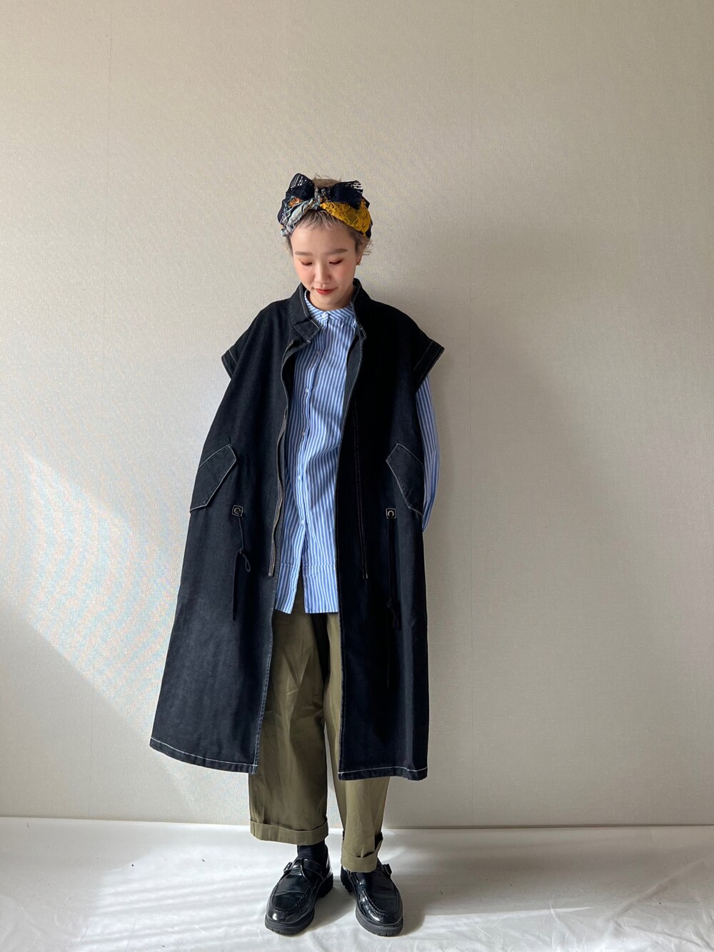 「春先取り、シンプルコーデ、大人女子、ゆったりコーデ、ターバン、デニムジャケット、ベリーショート、ローファー」｜「forksy.のアイテム（ジャケット/アウター、ブルー系）」を使った、2yuka2さん（レディース・162cm）の冬コーディネートの1枚目の写真