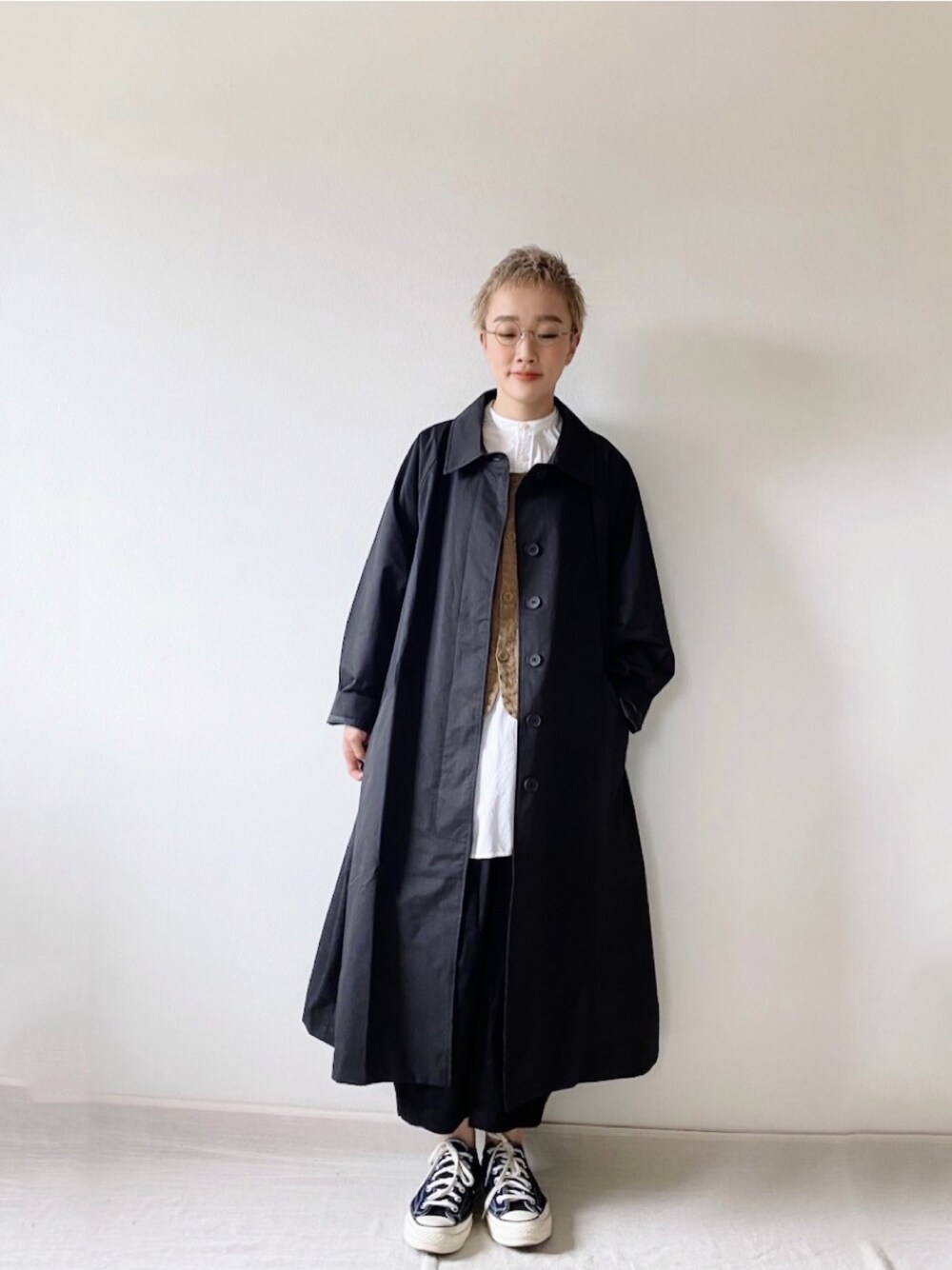 「manana、ブラックコーデ、コート、カジュアルコーデ、ベリーショート、converse、チャックテイラー」｜「manana suerteのビッグシルエットステンカラーコート（ステンカラーコート、ブラック系）」を使った、2yuka2さん（レディース・162cm）の秋コーディネートの1枚目の写真