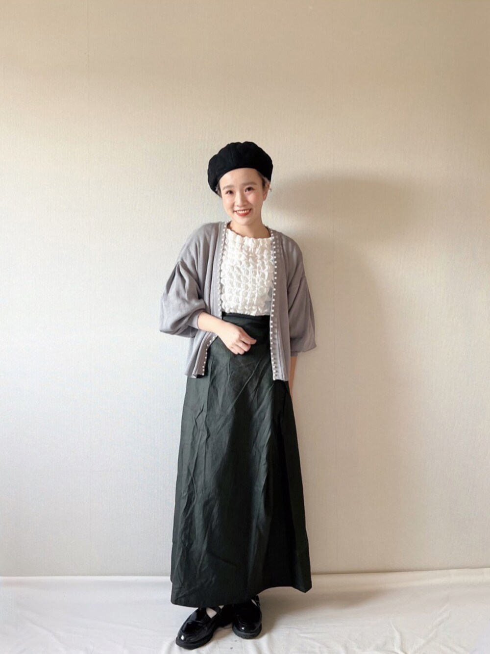 「ルタンリッシュ、休日コーデ、シンプル、オトナ女子、オトナカワイイ」｜「Le temps richeのフェイクパールボリューム袖ニットカーディガン　手洗い可能　＜Le temps riche＞（カーディガン/ボレロ、グレー系）」を使った、2yuka2さん（レディース・162cm）の冬コーディネートの1枚目の写真