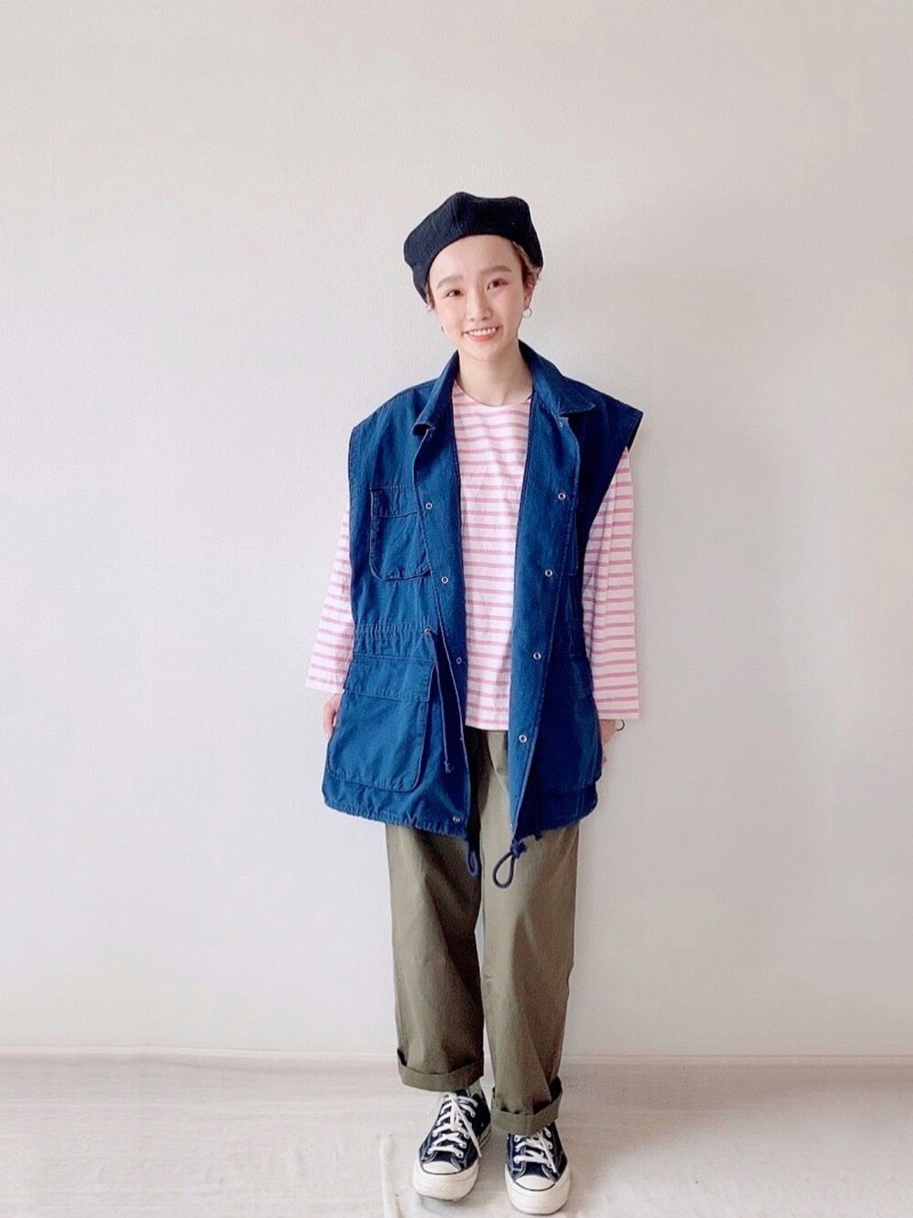 「シンプルコーデ、お洒落さんとつながりたい、今日のコーデ、カジュアルコーデ、hughug、converse、チャックテイラー、ベレー帽、ベリーショート」｜「natiamのアイテム（パンツ、グリーン系）」を使った、2yuka2さん（レディース・162cm）の春コーディネートの1枚目の写真