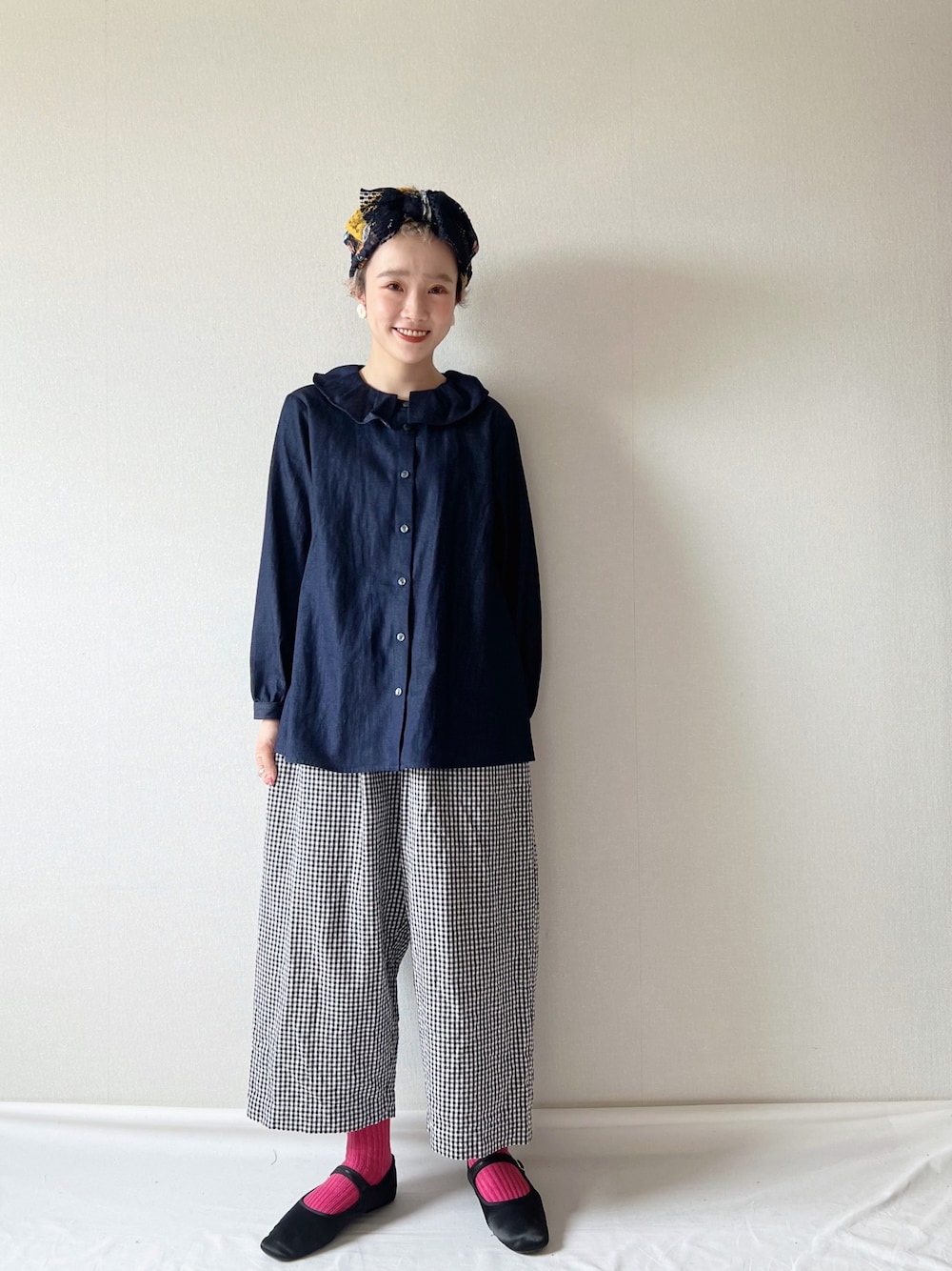 「ルタンリッシュ、春夏コーデ、大人カジュアル、今日のコーデ、休日スタイル、春服コーデ、着回しコーデ」｜「Le temps richeのデニムフリルカラーブラウス　＜Le temps riche＞（シャツ/ブラウス、ブルー系）」を使った、2yuka2さん（レディース・162cm）の春コーディネートの1枚目の写真