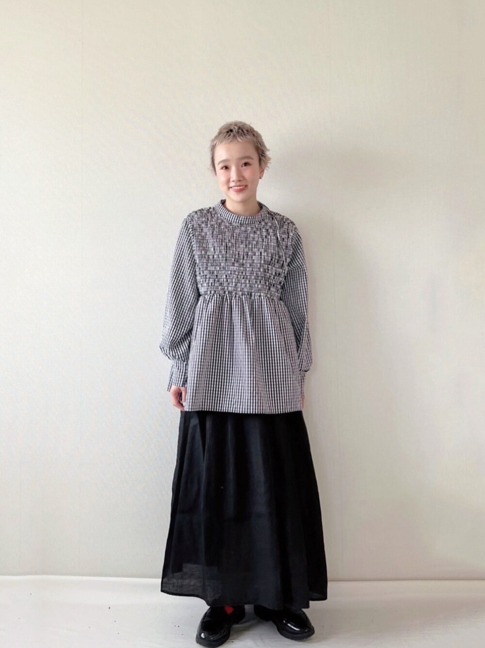 「大人カジュアル、休日スタイル、シンプルコーデ、大人女子、ゆったりコーデ、イーザッカマニアストアーズ、ギンガムチェック」｜「e-zakkamania storesのアイテム（シャツ/ブラウス、ブラック系）」を使った、2yuka2さん（レディース・162cm）の冬コーディネートの1枚目の写真