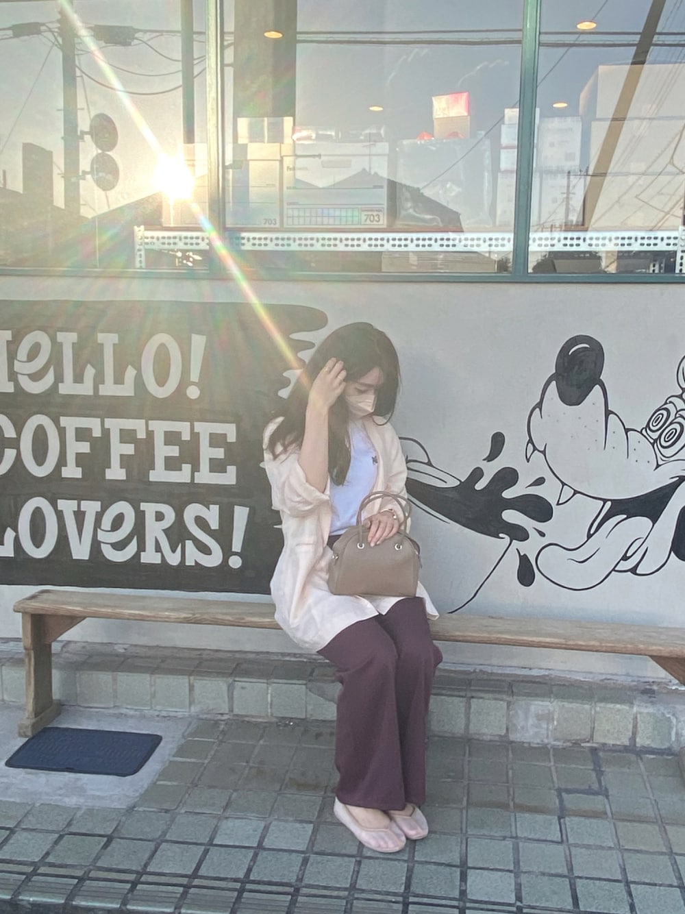 「シンプル、ナチュラル、MAISON KITSUNE、レイヤードスタイル、休日スタイル、キレイめ、きれいめカジュアル、パンツスタイル、秋服、カフェ、淡色コーデ、オトナカジュアル、秋コーデ、おしゃれさんと繋がりたい、秋服準備はじめました」｜「GRLのセンタープレスフレアパンツ（その他パンツ、ブラウン系）」を使った、ゆ う かさん（レディース・158cm）の秋コーディネートの1枚目の写真