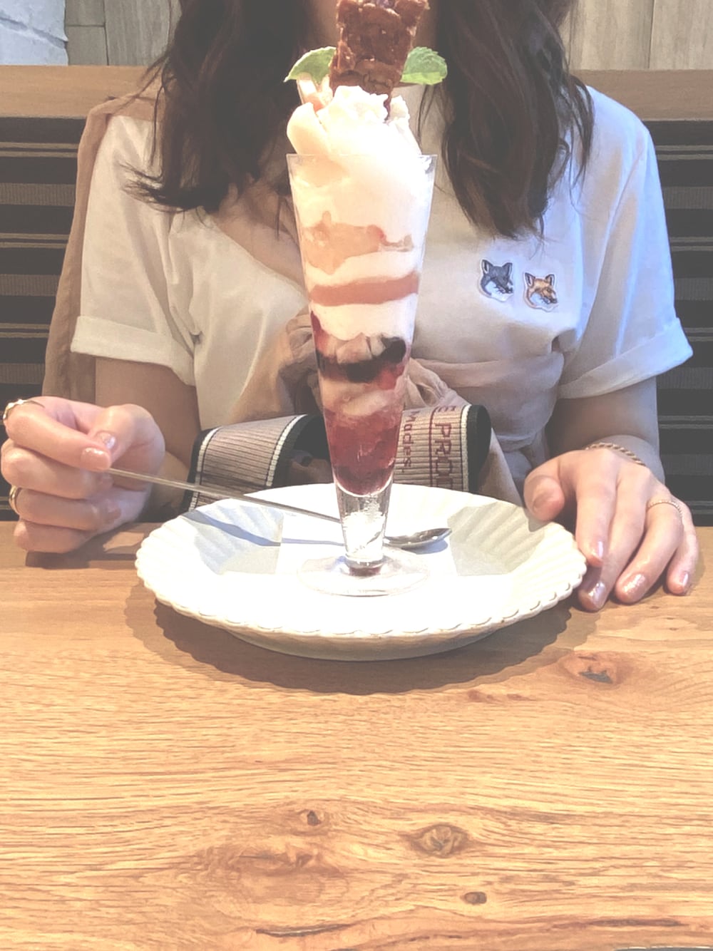 「シンプル、ナチュラル、MAISON KITSUNE、きれいめカジュアル、パンツスタイル、リラックススタイル、シアーシャツ、秋服、カフェ、シアタープロダクツ(THEATRE PRODUCTS)、カジュアルガーリー、白Tシャツ、オトナカジュアル、秋コーデ、おしゃれさんと繋がりたい」｜「Maison KitsuneのTEE-SHIRT DOUBLE FOX HEAD PATCH（Tシャツ/カットソー、ホワイト系）」を使った、ゆ う かさん（レディース・158cm）の秋コーディネートの1枚目の写真