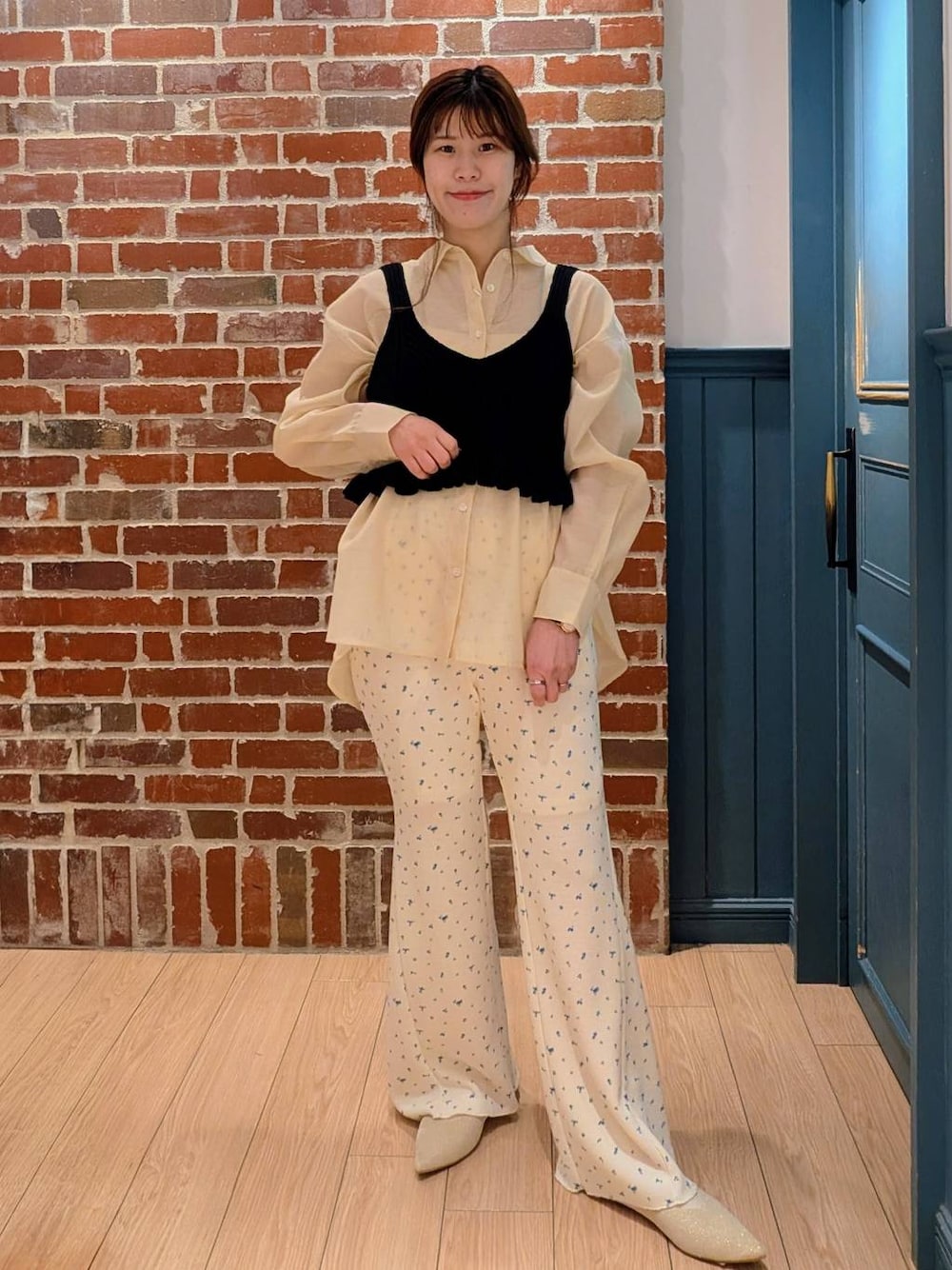 イエロー系のシャツ/ブラウス、ホワイト系のパンプス、ホワイト系のその他パンツを着用したレディースの春コーディネートの1枚目の写真