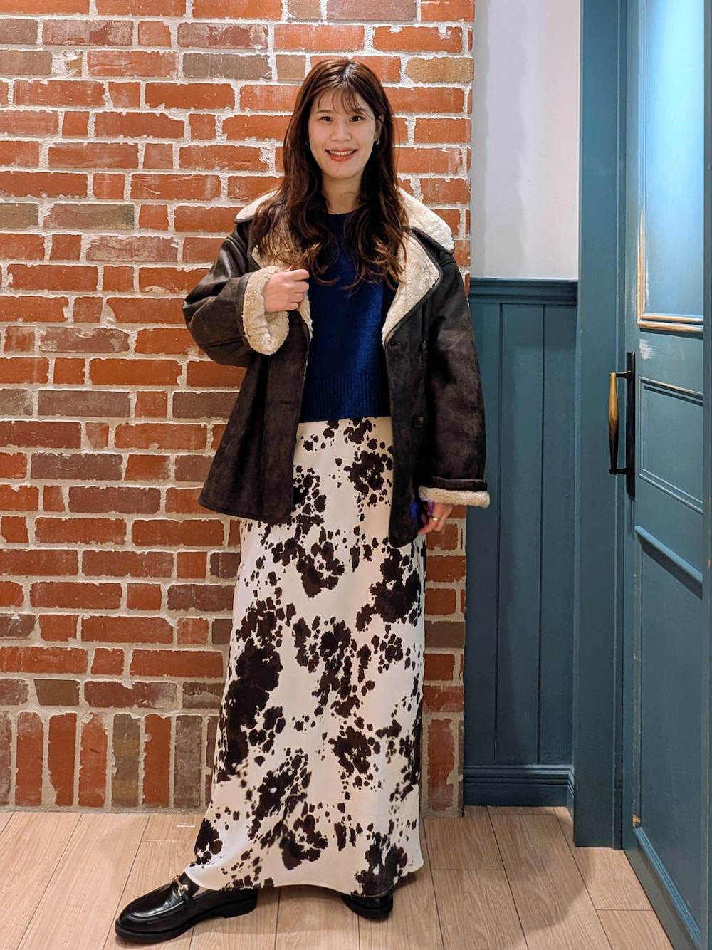 その他のスカート、ブラウン系のムートンコート、ブラック系のローファーを着用したレディースの秋コーディネートの1枚目の写真