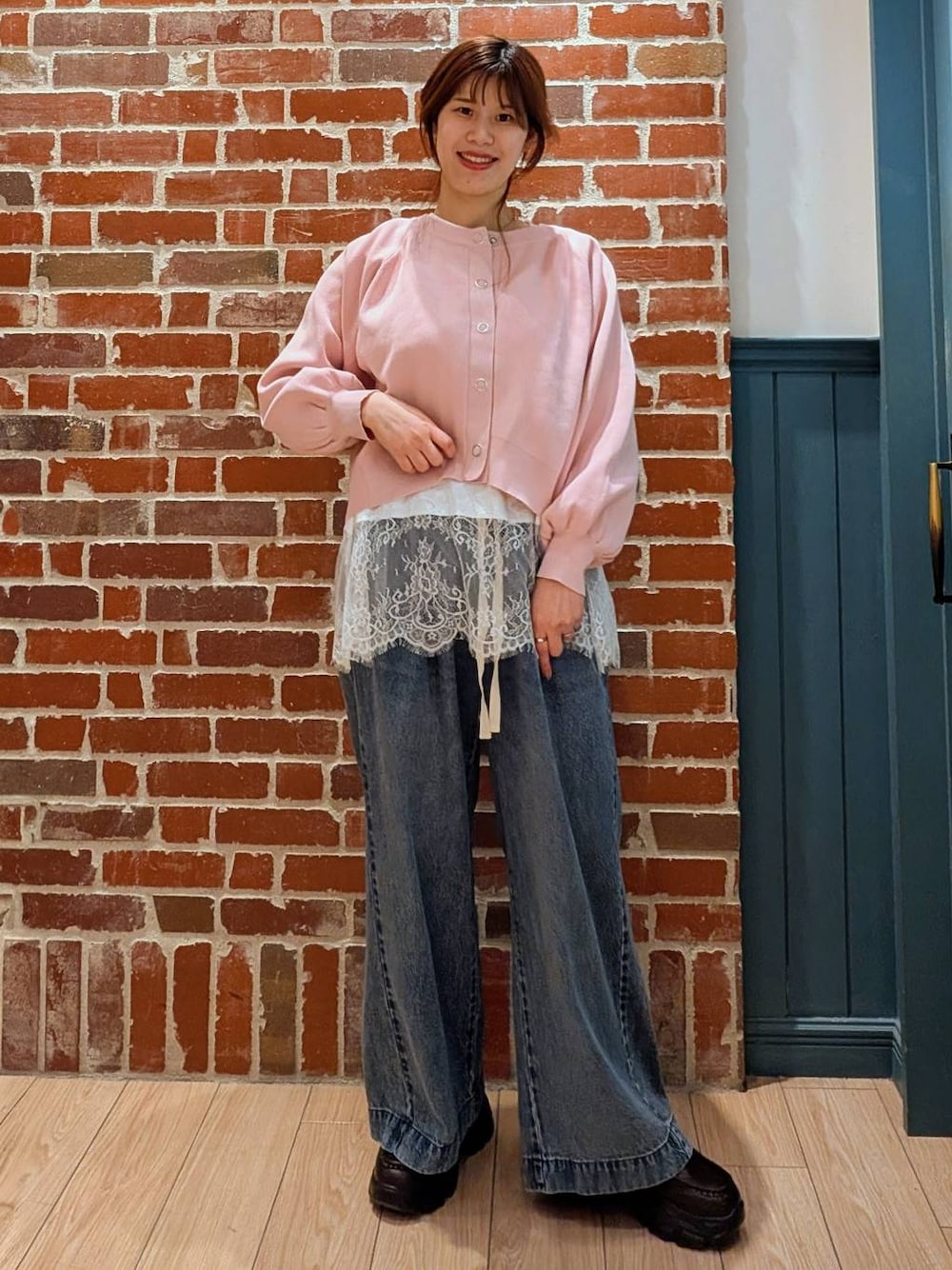 ブルー系のデニムパンツ、ブラック系のローファー、ピンク系のカーディガン/ボレロを着用したレディースの春コーディネートの1枚目の写真