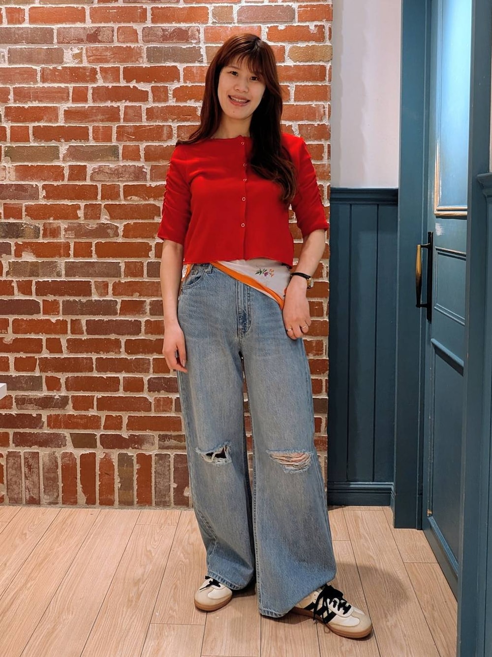 ブルー系のデニムパンツ、レッド系のTシャツ/カットソー、ホワイト系のバンダナ/スカーフを着用したレディースの春コーディネートの1枚目の写真